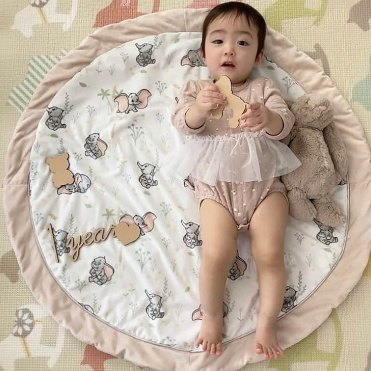 亜実のインスタグラム：「👼💝👼💝👼💝 . 🇯🇵ことちゃん本日1歳になりました😍0歳ラストの1ヶ月は一気にできることが増えたね！パチパチバイバイに加えて、もしもし☎️、困った困った😱、うんうん、こっつん、ET👉👈、いないいないばぁ…音楽聴こえたらノリノリでノってくれて、1日中ずっと喋ってる😂本当に天真爛漫で素直な子に成長してくれて、パパママにとって最高の1年になったよ💕1歳もたーくさん遊ぼうね❤️最後の写真は、生後34分のことちゃん👶🌸 🇹🇼琴醬終於滿1歲了😍0歲最後的一個月能做的事情變很多！會拍手和揮手之外，喂☎️、怎麼辦怎麼辦😱、嗯嗯、咯噔、ET👉👈、躲貓貓⋯然後一聽到音樂身體會跟著一起搖，一整天都在講話😂真的長得天真爛漫的小公主了，爸爸媽媽在這一年過得非常幸福快樂唷💕1歲也繼續玩繼續學習吧❤️最後一張照片是生完34分鐘後的琴醬👶🌸 . #1歳誕生日 #1歳バースデー #春生まれbaby #春生まれベビー #新生児 #月齢フォト  . 🇯🇵天真爛漫(te n shi n ra n ma n) 🇹🇼天真爛漫(ㄊㄧㄢ ㄓㄣ ㄌㄢˋㄇㄢˋ)(tian1 zhen1 lan4 man4)」