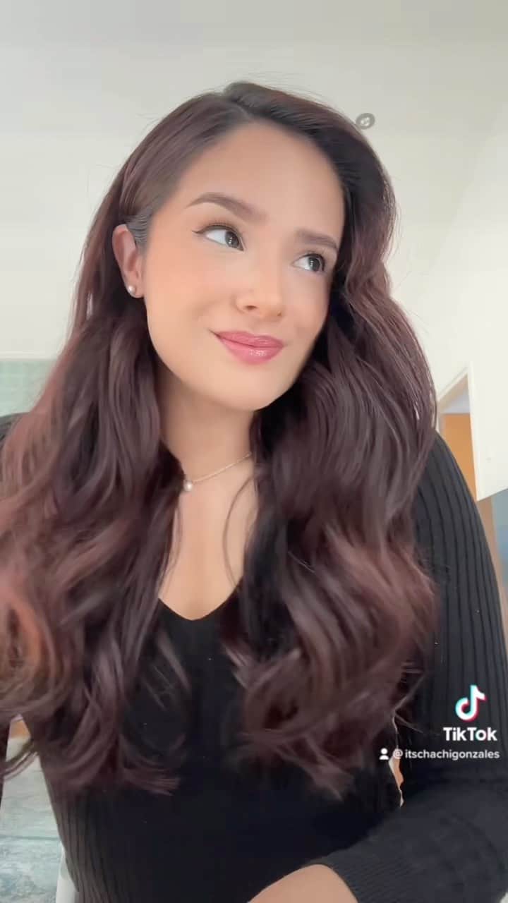 チャチー・ゴンザレスのインスタグラム：「Bye bye red ✌🏼 back to brunette 🖤」