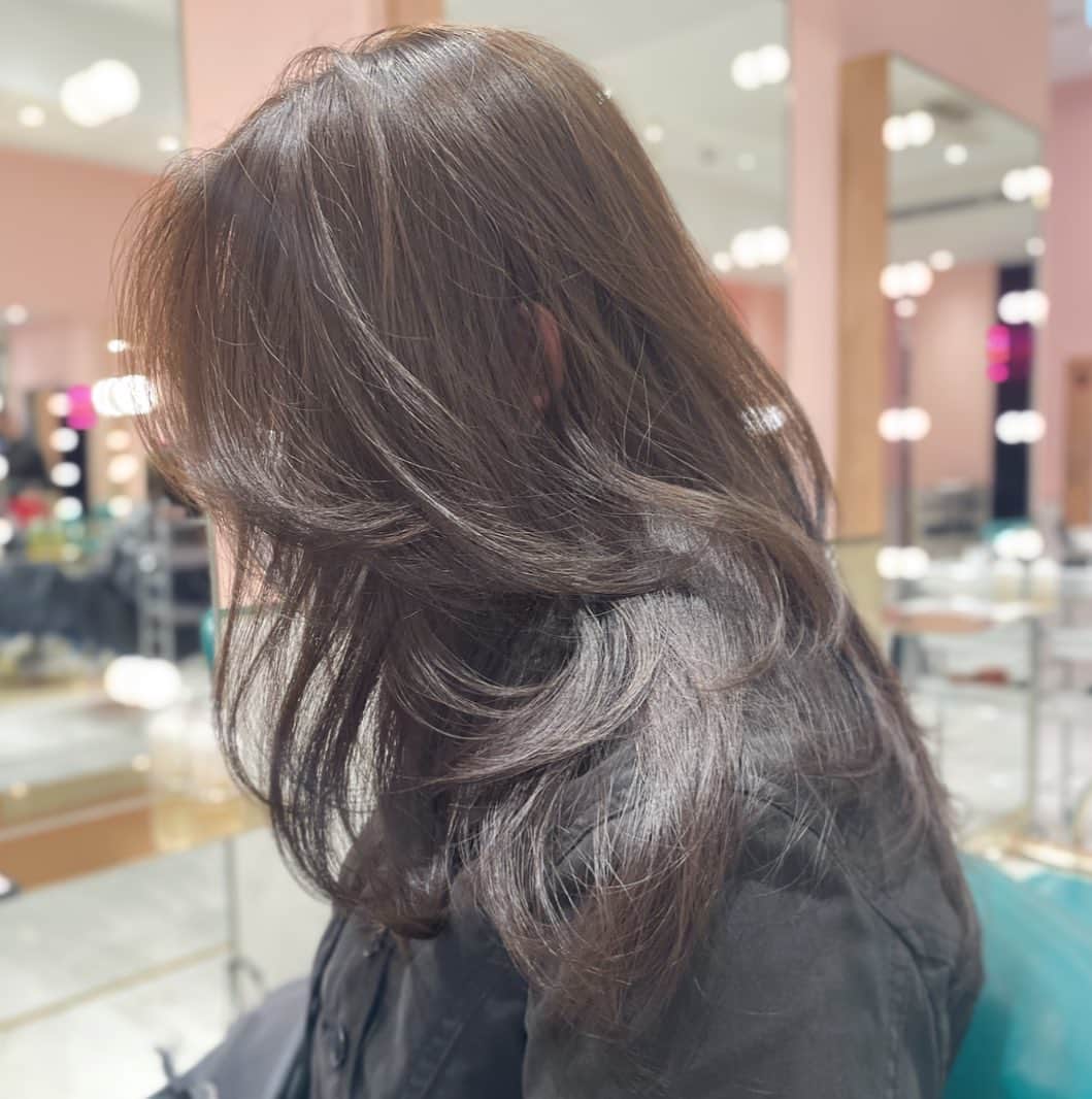 原涼香のインスタグラム：「大人気カラー!! 𝙣𝙪𝙙𝙚 𝙗𝙧𝙤𝙬𝙣 🤎✨ 赤味のない透明感カラーに ワンカールで可愛くなるレイヤーカット✔︎ ㅤㅤㅤㅤㅤㅤㅤㅤㅤㅤㅤㅤㅤㅤㅤㅤㅤㅤㅤㅤㅤㅤㅤㅤㅤㅤㅤㅤㅤㅤㅤㅤㅤㅤㅤㅤㅤㅤㅤ menu... ● カット ● プレミアムケアカラー ● バイカルテトリートメント ㅤㅤㅤㅤㅤㅤㅤㅤㅤㅤㅤㅤㅤ 春ヘアー是非お任せください♡ ㅤㅤㅤㅤㅤㅤㅤㅤㅤㅤㅤㅤㅤㅤㅤㅤㅤㅤㅤㅤㅤㅤㅤㅤㅤㅤㅤㅤㅤㅤㅤㅤㅤㅤㅤㅤㅤㅤㅤㅤㅤㅤㅤㅤㅤㅤㅤㅤㅤㅤㅤㅤ ㅤㅤㅤㅤㅤㅤㅤㅤㅤㅤㅤㅤㅤ  ㅤㅤㅤㅤㅤㅤㅤㅤㅤㅤㅤㅤㅤ ㅤㅤㅤㅤㅤㅤㅤㅤㅤㅤㅤㅤㅤ  ㅤㅤㅤㅤㅤㅤㅤㅤㅤㅤㅤㅤㅤ #SHIMA#韓国ヘア#韓国スタイル#海外ヘア#ハイトーン#ブリーチカラー#ブリーチなしカラー#グレージュ#ベージュ#オリーブグレージュ#オリーブカラー#ラベンダーグレージュ#ラベンダーカラー#透明感カラー#銀座美容室#銀座美容院#ワンホンヘア#ワンホン#暗髪#시스루뱅#레이어컷#레이어드컷」