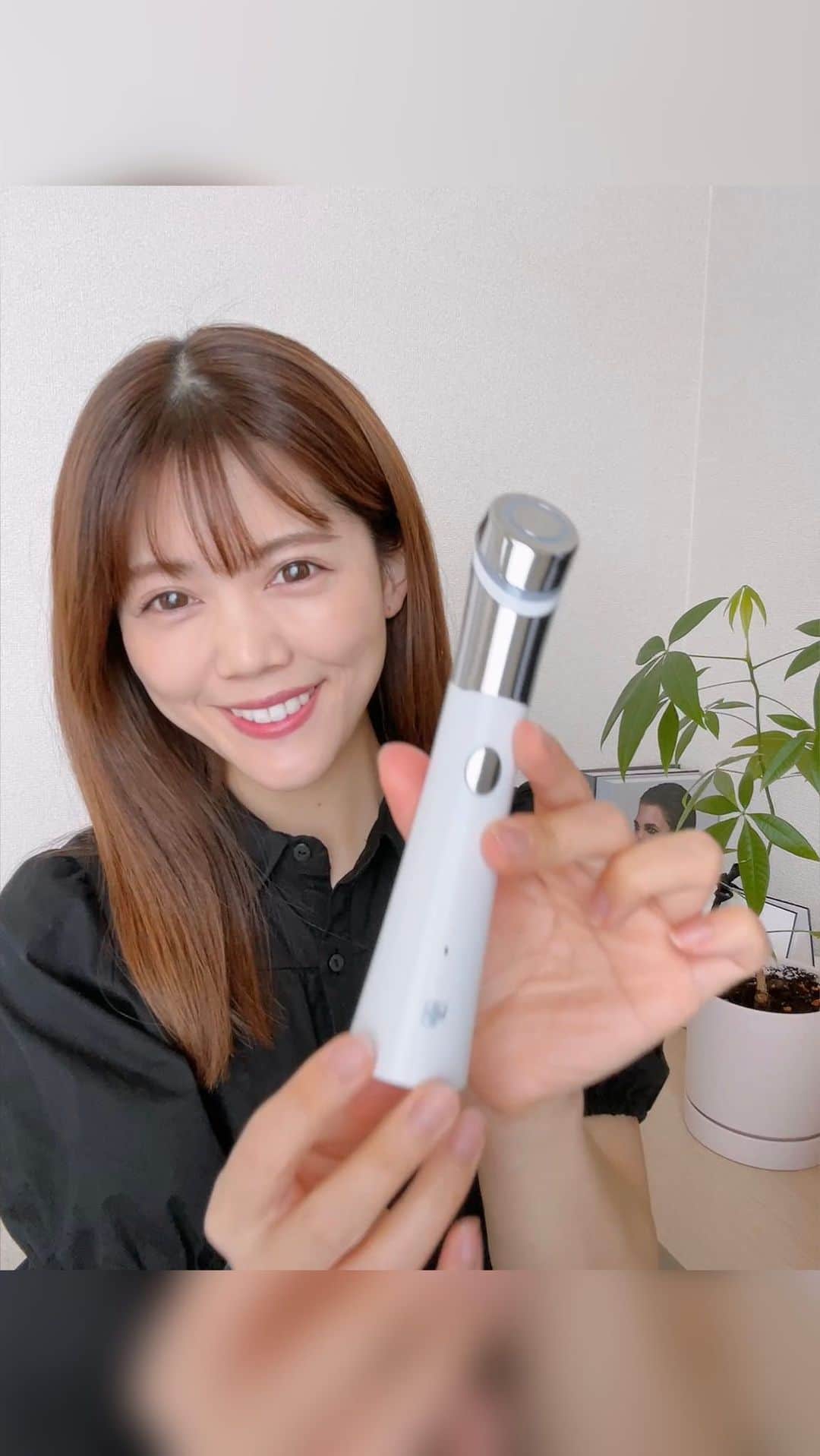 上坂由莉のインスタグラム：「おうちでダーマペン？！🪞 medicubeのダーマエアショット 使用させていただいたので、レポします👩 @medicube_officialjapan  ⁡ ⁡ 針がなく刺さない、ダウンタイムもなく おうちで手軽に毛穴ケアができる美顔器🪞 ⁡ ⁡ 1週間に2程、5分のケアでOK🫶 (お肌のことを考えて毎日は🆖) 5mmほど離して使用するので擦らない◎ 5段階の強さがあり、敏感肌の私は1で使用してます✨ ⁡ 1分ごとに音声でお知らせしてくれるよ📢 そして5分になったら勝手に止まります♡ ⁡ 針はないけれど、電気マイクロニードルが出てるので 1で使用してもちょっとピリピリします😂 ⁡ ⁡ 使用して10日ほど。 すぐに毛穴レス〜とはいかないですが、 コレ使ったら化粧水の入り凄い良い気がして 翌朝、めっちゃ肌がモチモチしてるんです🪞 ⁡ ⁡ 2年ほど前にダーマペンしたいなぁと思って クリニックで相談した時に 肌が凄い薄いし今の肌の状態ではする必要なく、 やるなら鼻の毛穴くらいでいいて言われて‼️ (クリニックの先生、押し付けないの優しい👩‍⚕️) ⁡ ⁡ ですがそこからマスク生活はさらに続き 自分の中では気になるんだよなぁと思いつつも、 ちょっとしたシミ取りでもすぐ肌炎症が起こる 私の敏感、乾燥肌…なので諦めてました🤦‍♀️⸝⸝ ⁡ ⁡ 【 メリット 】 ☑︎ ダウンタイムなし ☑︎ 5分の時短ケア ☑︎ 音声で時間や出力を教えてくれる ☑︎ 1回の充電で1ヶ月持つ(1週間に2回使用) ☑︎ 摩擦レス ☑︎ ケア後の化粧水の入りが抜群 ⁡ ⁡ 【 デメリット 】 ☑︎ クリニックほどの威力はない ☑︎ 乾燥肌の私は1段階でもピリピリ ⁡ ⁡ デメリットというほどのデメリットは感じておらず おうちで毛穴ケアできるのめちゃ嬉しい💗 脱マスクに向けてぜひチェックしてみてください✨ ⁡ ⁡ #ダーマエアショット #メディキューブ #ダーマペン #ダドクターズコスメ #毛穴ケア #韓国コスメレポ  #美容好き #美容レポ #美顔器 #ホームケア #medicube #beautycare #beautyitem」