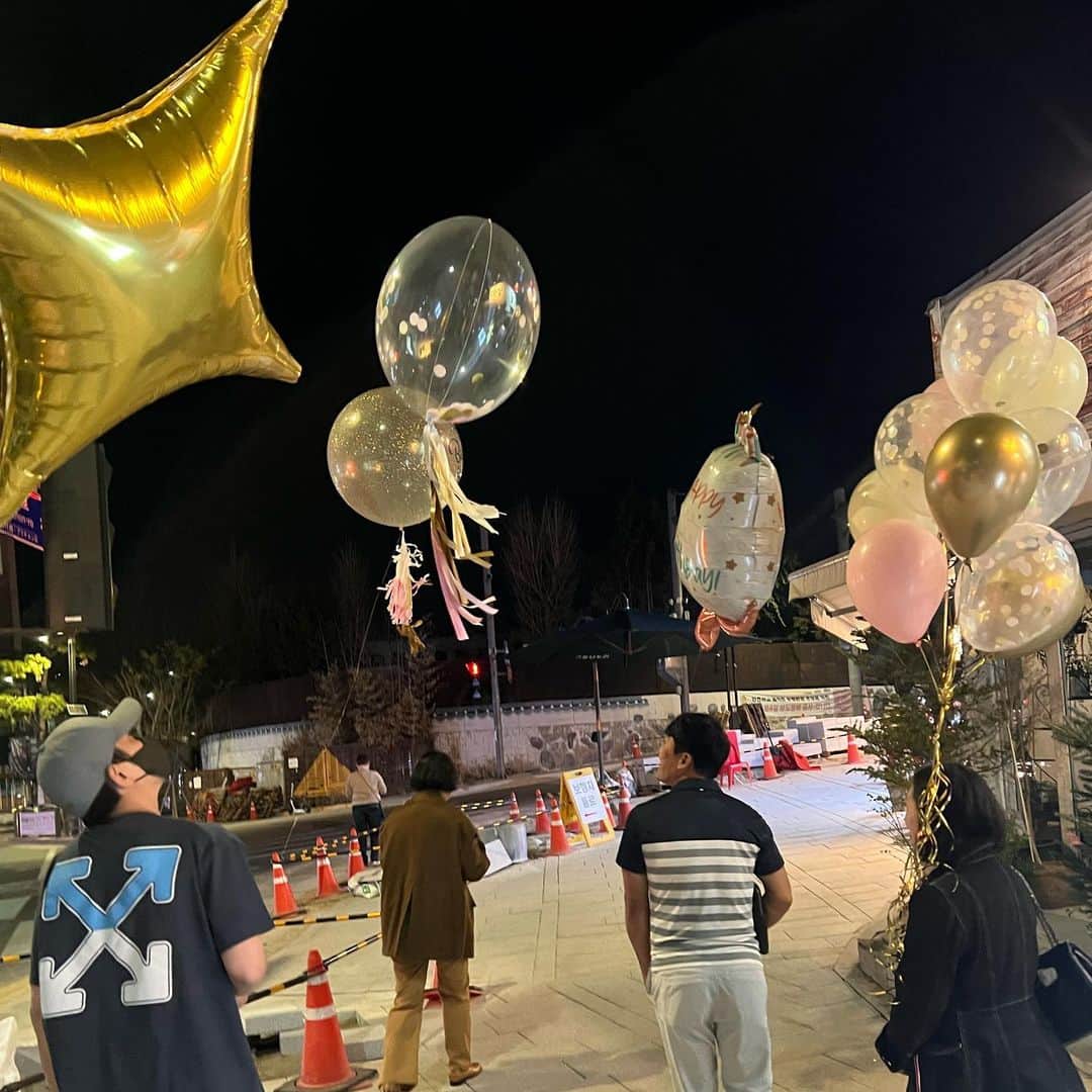 チャ・イェリョンさんのインスタグラム写真 - (チャ・イェリョンInstagram)「사랑하는 우리 @hino2033 고문님 💕 환갑잔치 전야제 🎈💛💜 진심으로 축하드려요 ❤️  오래오래 하루하루 행복하게 살아요 우리~ 늘 정 많고 사랑 많으신  배울점이 참 많은 우리 노고문님💕 그동안 치열하게 또 열심히 최선을 다해  묵묵히 지켜오신 고문님의 발자취를 응원 합니다💕 행복 하세요 사랑합니다 💕」4月4日 21時23分 - chayeryun