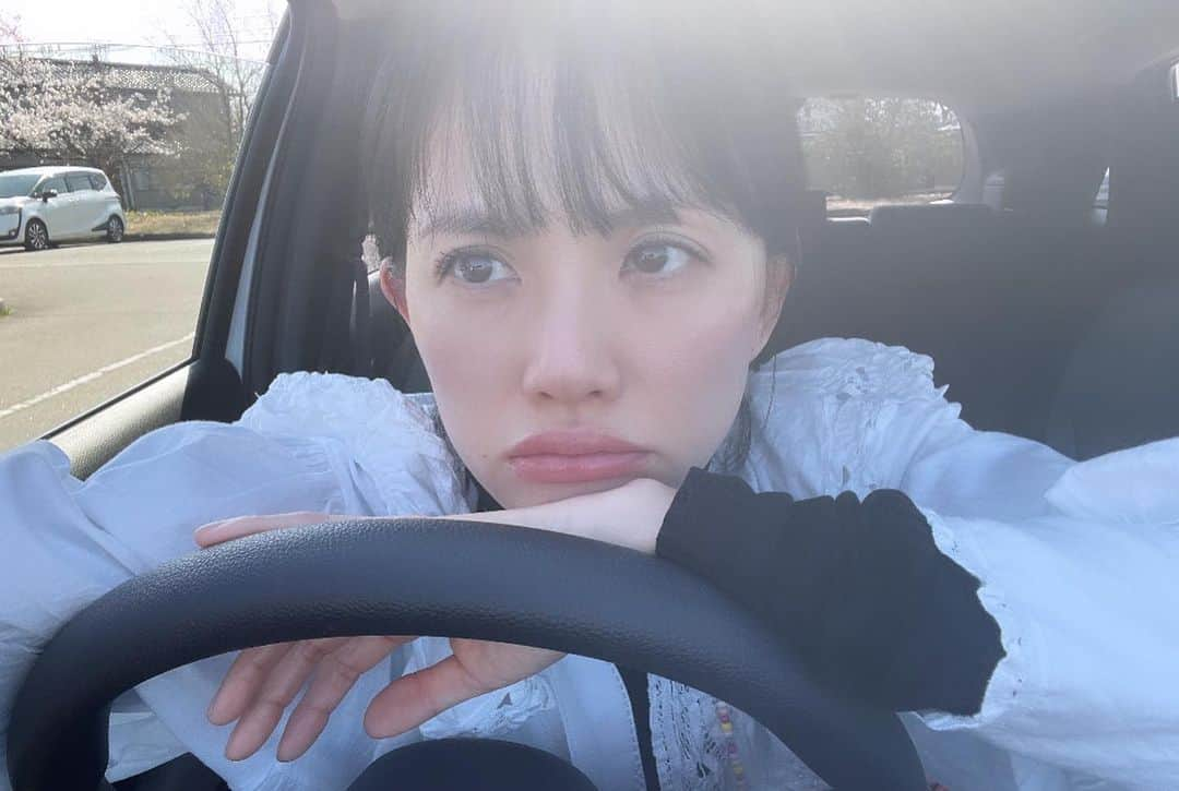 臼田あさ美さんのインスタグラム写真 - (臼田あさ美Instagram)「川島小鳥さんの写真展 『たくさんの今たち』へ🐣  生命力に満ちていて、じわーっと元気が出た🙌🏻🔥わたしも、生き生きと今をたくさん生きたい！そんな気持ち🙃❤️‍🔥  富山県は桜が満開だった。どこを通っても光や景色が美しかった🤳🏻✨  #たくさんの今たち」4月4日 21時23分 - asami_usuda