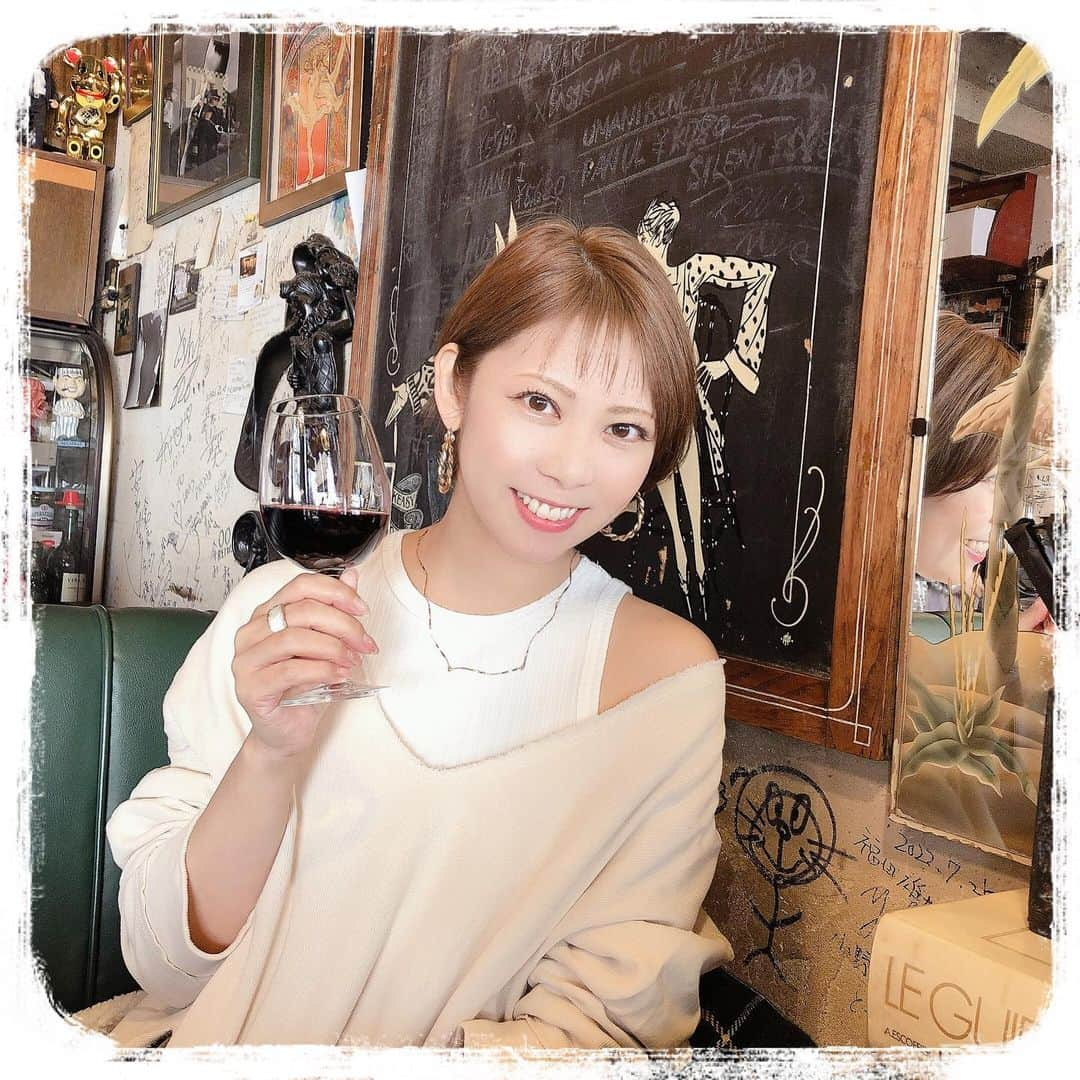 川野友美のインスタグラム：「ママ友に朝急に誘われて人気だと噂の店に行ってみた日✨ ⁡ ⁡ なんか雰囲気レトロでなかなかよかった😊❤️ 思ってたよりオシャレなパスタ出て来た！←失礼😂 美味しかったー😊 ⁡ ⁡ お店がこぢんまりしてるのに人気で混むから長居は悪いからパパッと食べてワイン1杯だけ飲んで、飲み足りなくて移動したのは内緒です🤣🤣 ⁡ ⁡ また行こうと思えるお店でした☺️ ⁡ ⁡ ⁡ ------------------------------------ ⁡ Louis Prima(ルイ プリマ) 港区赤坂8-12-12 ⁡ ------------------------------------ ⁡ ⁡ ⁡ #今日のコーデ #ootd #今日のコーディネート #39grammer #インスタグラマー  #公式サンキュグラマー #男の子ママ  #二児ママ  #2人育児  #兄弟  #model  #プチプラ #オシャレさんと繋がりたい  #写真好きな人と繋がりたい  #料理好きな人とつながりたい  #犬好きと繋がりたい #撮影依頼募集 #フリーモデル #撮影モデル #ママモデル #サロンモデル #撮影データ #赤坂 #乃木坂 #イタリアン #バー #カフェ #shooting #japan #world」