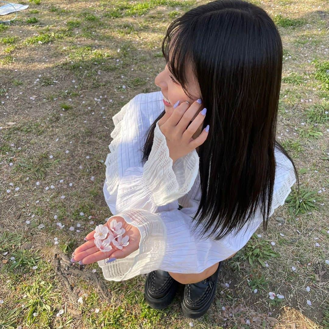 山尾梨奈のインスタグラム：「〻 Why I like spring 🌸🌷🌼🌿  春があって良かった」