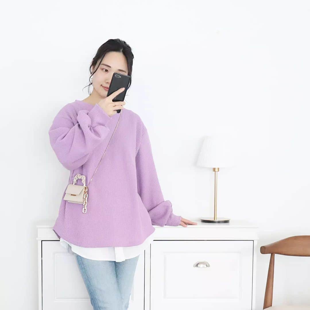 Eri Satoのインスタグラム：「【lavender×denimコーデ】 · tops: @reca_official pants: @yanuk_official · 前に載せたコーデの別カット @reca_official の #ボリュームスリーブワッフルプルオーバー 週1、2これ着てるな🤭 今日も着てた！ · 明日で息子は春休み終わりだ〜🙌🌸 幼稚園はあと少し😇 ママの皆さんお疲れ様でした🥺 · #reca #recaコーデ#高身長コーデ#ママコーデ#カジュアル#パンツコーデ #ファッション#コーディネート#プチプラ#プチプラコーデ#春コーデ#デニムコーデ#mamagirl#locari#partegram#カジュアル#お洒落さんと繋がりたい」