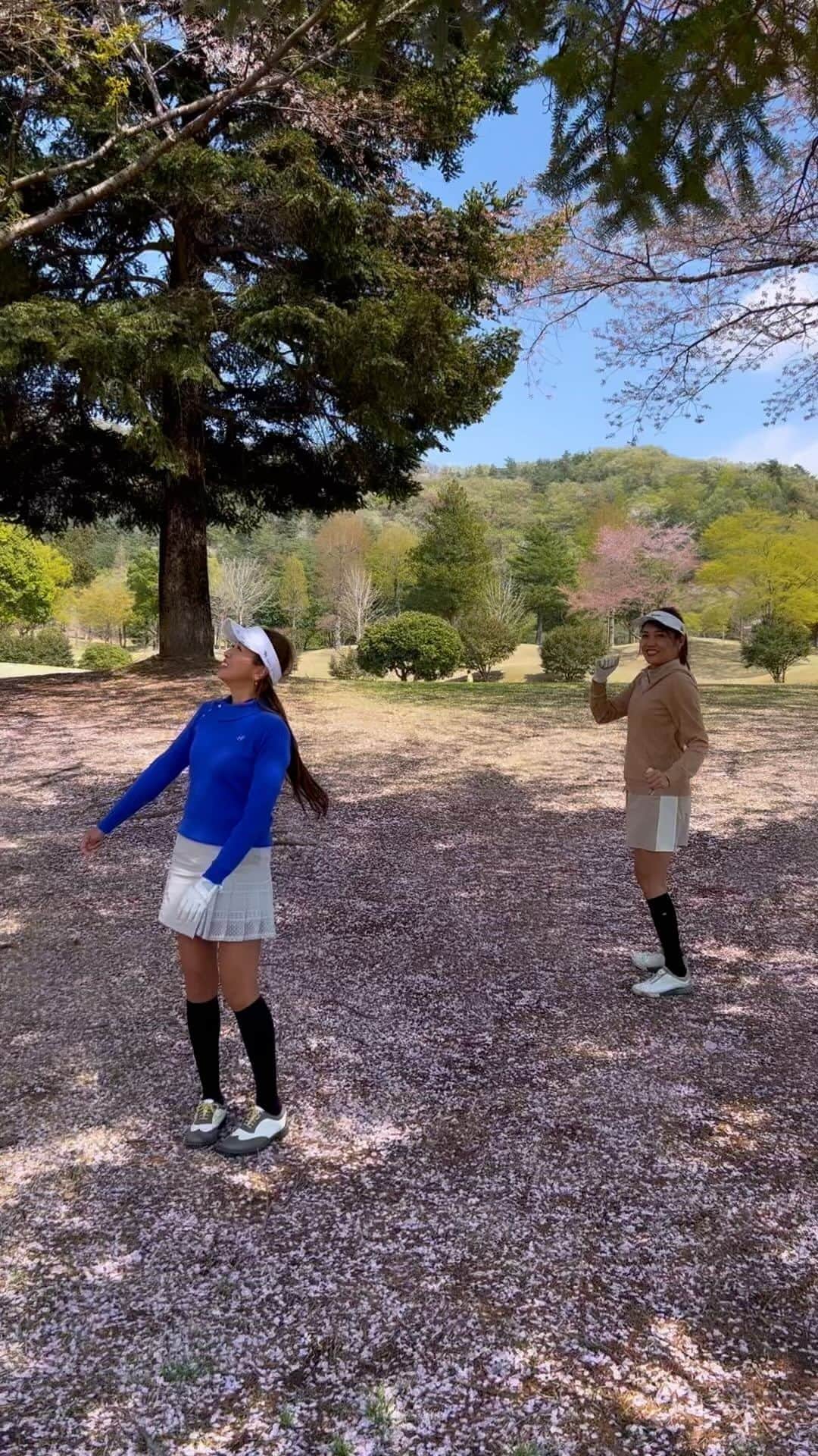 のインスタグラム：「大好きなはっちゃんと散った桜も綺麗だねって楽しんでみた🌸  #桜 #🌸 #cherryblossom  #春ゴルフ #ゴルフの楽しみ方 #ゴルフの楽しみ方は人それぞれ  #ゴルフ #ゴルフウェア #healcreek #春ゴルフ」