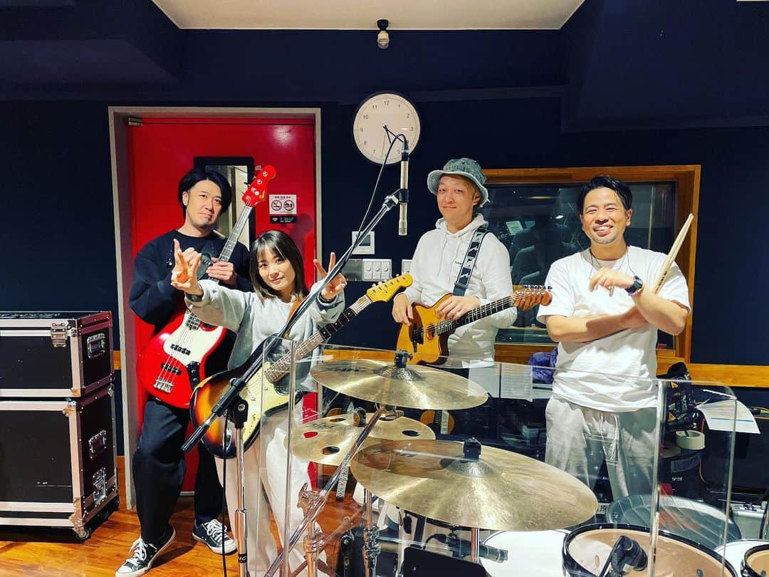 のインスタグラム：「Billboard Liveツアーのリハ。 このメンバーだから作れるバンドサウンドになってることがとても嬉しい。 MA「music magic」からバンドで初披露の曲もあるし、 この音をはやくみんなに届けたい。 4月7日(金)Billboard Live横浜で待ってます！！  Dr. 藤原佑介  Bass.山口寛雄 Gt.伊藤ハルトシ」