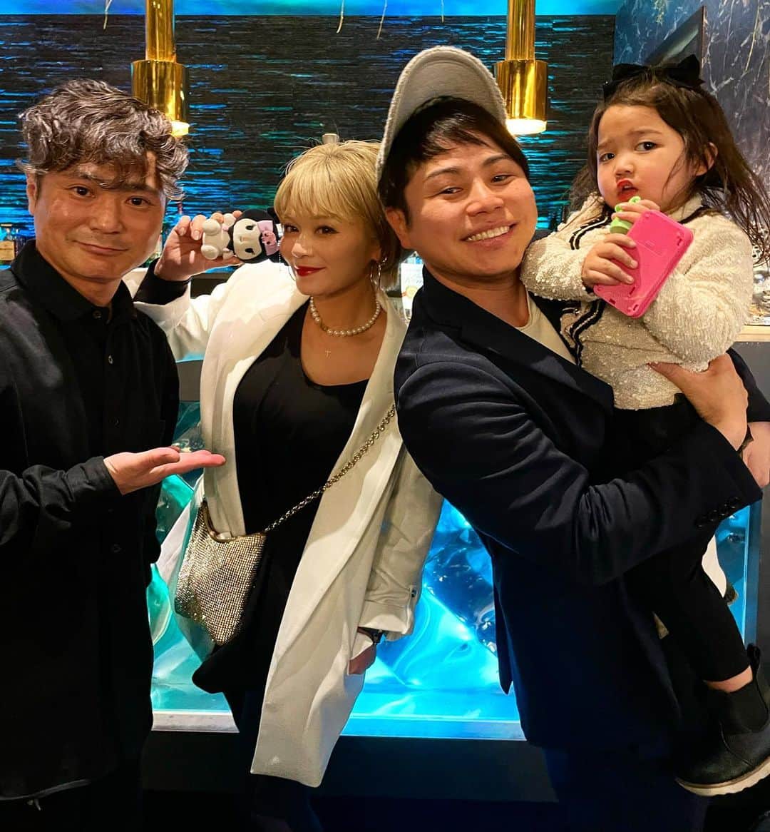 宮下美恵のインスタグラム：「ある日の夕方の渋谷にて🍸  ヒールなんて履いて外出したの久しぶりの日👠✨ たった数時間なのに、ちょっと脚痛くなって、けどそれがあまりにも久しぶりの事過ぎて、逆に嬉しくも感じた日ww  りったんの事沢山可愛がってくれて、ありがとうございましたの日♡ 井上さんは子供にめっちゃ優しい人🧒✨  猫ひろしさん、猫アレルギーだから犬飼ってますって真顔で言われて、吹き出して爆笑ww」