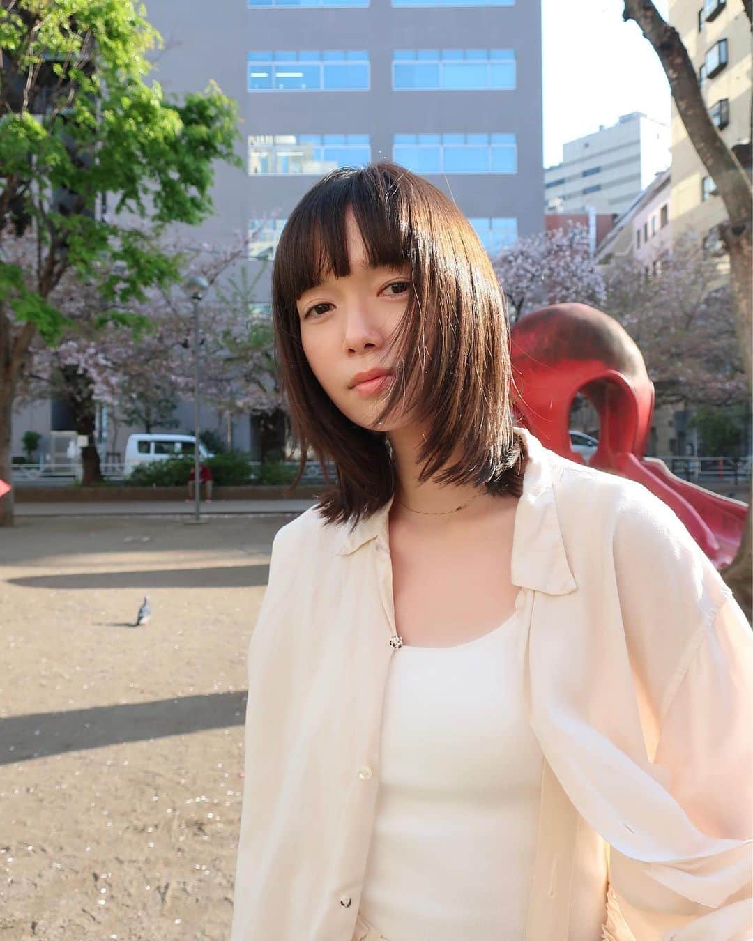 佐藤栞里さんのインスタグラム写真 - (佐藤栞里Instagram)「. 気がついたらとっても長くなっていた髪を 久々に切りまして。 隙間に日差しが入るようになって、 なんか、いいね、いいね☺️ さっぱり〜🕊️」4月4日 21時30分 - satoshiori727