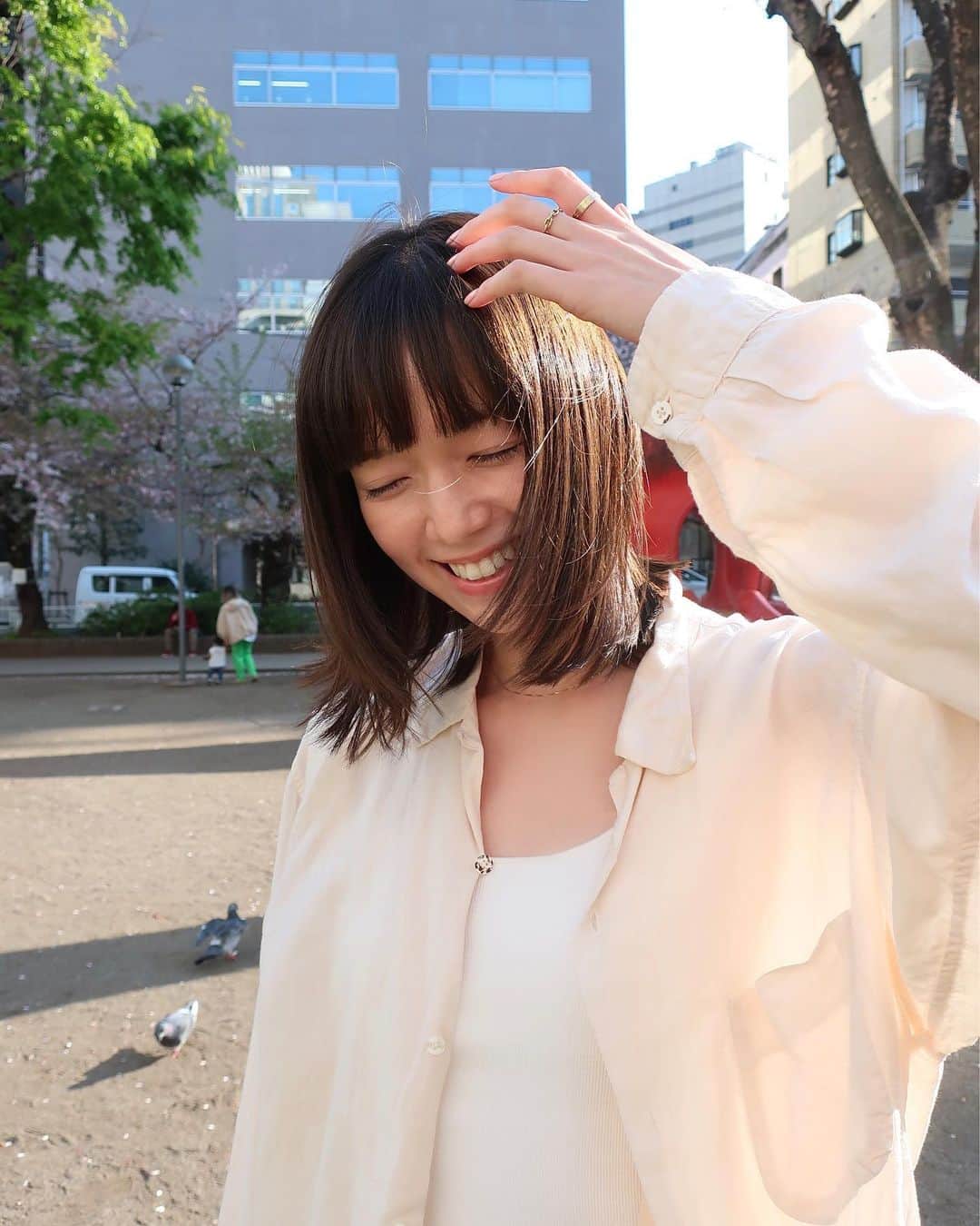 佐藤栞里さんのインスタグラム写真 - (佐藤栞里Instagram)「. 気がついたらとっても長くなっていた髪を 久々に切りまして。 隙間に日差しが入るようになって、 なんか、いいね、いいね☺️ さっぱり〜🕊️」4月4日 21時30分 - satoshiori727