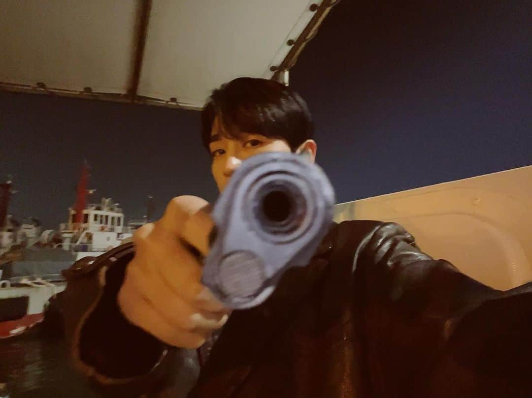 チン・イハンのインスタグラム：「쏜다?! ㅎ #🔫 #오아시스」