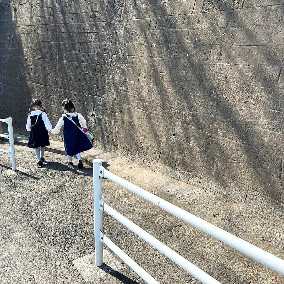 ayaka8880のインスタグラム：「. . 子育て、大変なことに焦点を当ててそこを救える企画や取材をしていたのですが、小さなカミングアウト🌸 . . お弁当、確かに必要のない日はラクだなあと感じるけど、『わ〜好きなものばっかり！』とお弁当箱を覗き込まれると結構、嬉しい。 . 習い事の送迎待ちのお茶、合間にお刺繍するのも楽しい。発表会は達成感に涙して、我が子の成長に私も背中押してもらえる。 . ネイビー服に身を包んで幼稚園の説明会にまわったとき、人生をもう一度やり直してるみたいでワクワクした。 . もちろん、仕事と子育ての相性は永遠に最悪ですし、夜出かけにくいし、男女差にがっくりすること多々。でも基本的には、自分の時間がなかったとしても、 . 母である自分が好きなんです。 . . 最近、母業が好きってなかなか言えなくなった気がしていたので、ツラツラ書いてみました🌿 . 本当に大変なんですけどね…… . 大変、楽しい、苦しい、幸せをぐるぐる . 乙女心より移ろいやすいのが母心って感じです← . 新年度、新しい仕事も楽しみだけど、母業も楽しみです😍 . #そんな今長女が胃腸炎疑惑 #さっそく大変と恐怖」