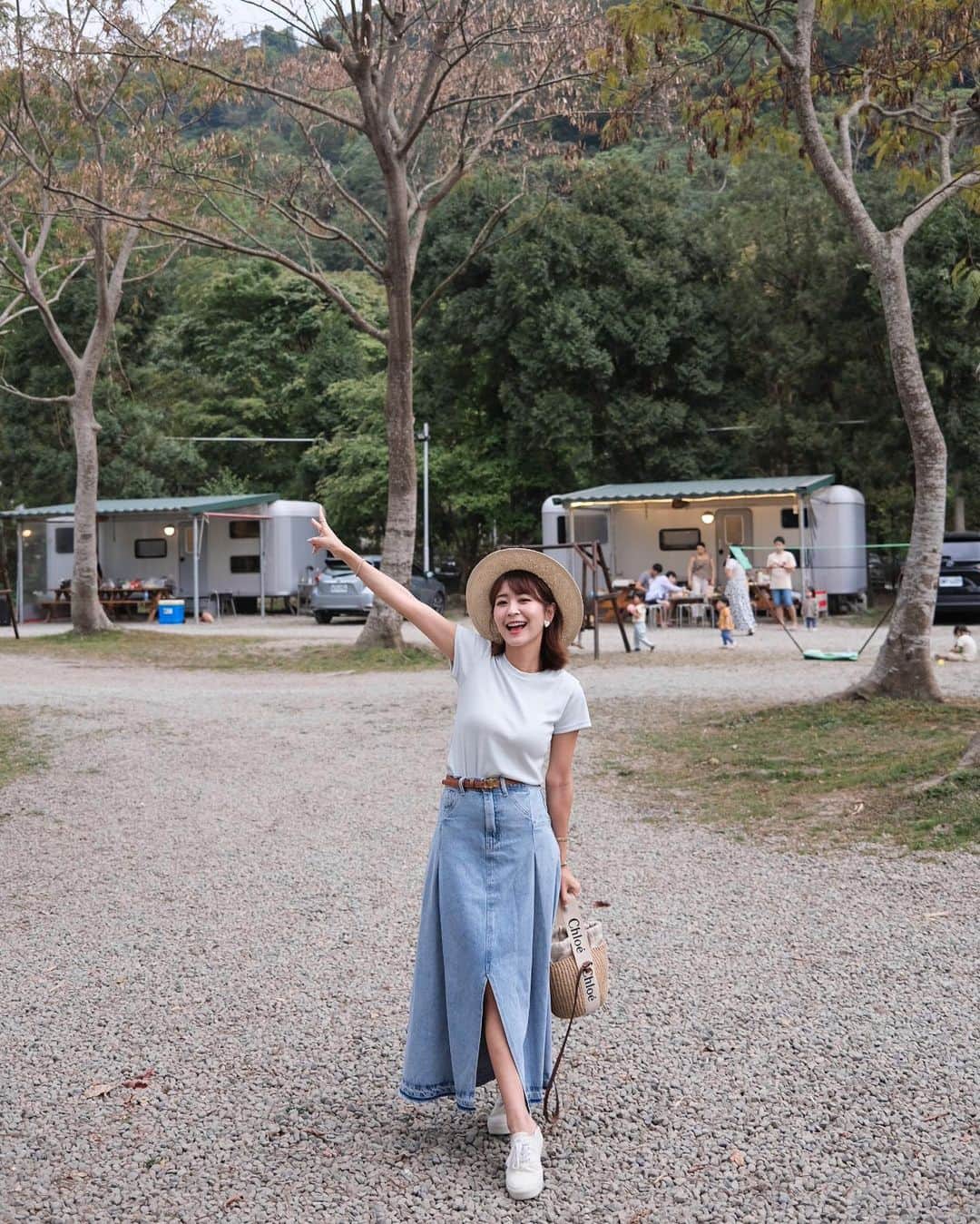 のインスタグラム：「⛺️露營車初體驗😍 第一次住露營車覺得蠻新奇的 這邊在新竹內灣（海拔不是很高～就在 #內灣老街 過個橋就差不多到了） 露營區內還有小朋友的設施，特別適合帶小孩來放風🥳 我本人當天擔任攝影組📷+陪玩&顧好多小孩😂 只能說小孩的體力真的驚人⋯媽媽們真的辛苦了💪🏻  - 我跟阿恩住的是2-3人房  房型：#天秤座 裡面算是應有盡有～除濕機、冰箱、吹風機、微波爐⋯ 備品的部分也都有提供（浴巾、毛巾、洗髮精、沐浴乳⋯） 浴室的部分小缺點就是洗手台非常淺，很難洗臉刷牙🪥～（房間的洗手台比較好洗） - 雖然是2-3人房 但其實這個空間兩個大人就蠻極致了 （地上空間放一個小行李箱就滿了😆） 不過出來露營重點本來就是在外面跟朋友同樂 回露營車只是洗澡&睡覺💤 按照慣例我們會自己帶 #十月被 （有人要敲碗開團嗎😎）整晚睡超好⋯睡到早上9點半🐷大家都吃完拉麵了🍜我們10:30才吃（11點退房🤣） - #威尼斯露營車  📍新竹縣橫山鄉內灣村內灣32號 💰價格的部分我們這間平日價是$3200，給大家參考～爸媽們很滿意～我們也玩得很開心！ 是說我都還沒去過網美露營🏕️ 圈粉有推薦的嗎😍 . . . . . #圈圈去新竹 #新竹旅遊 #新竹旅行 #露營車初體驗 #新竹 #內灣老街 #新竹景點 #新竹露營 #台灣露營 #露營區 #露營車 #camping#campingvibe」