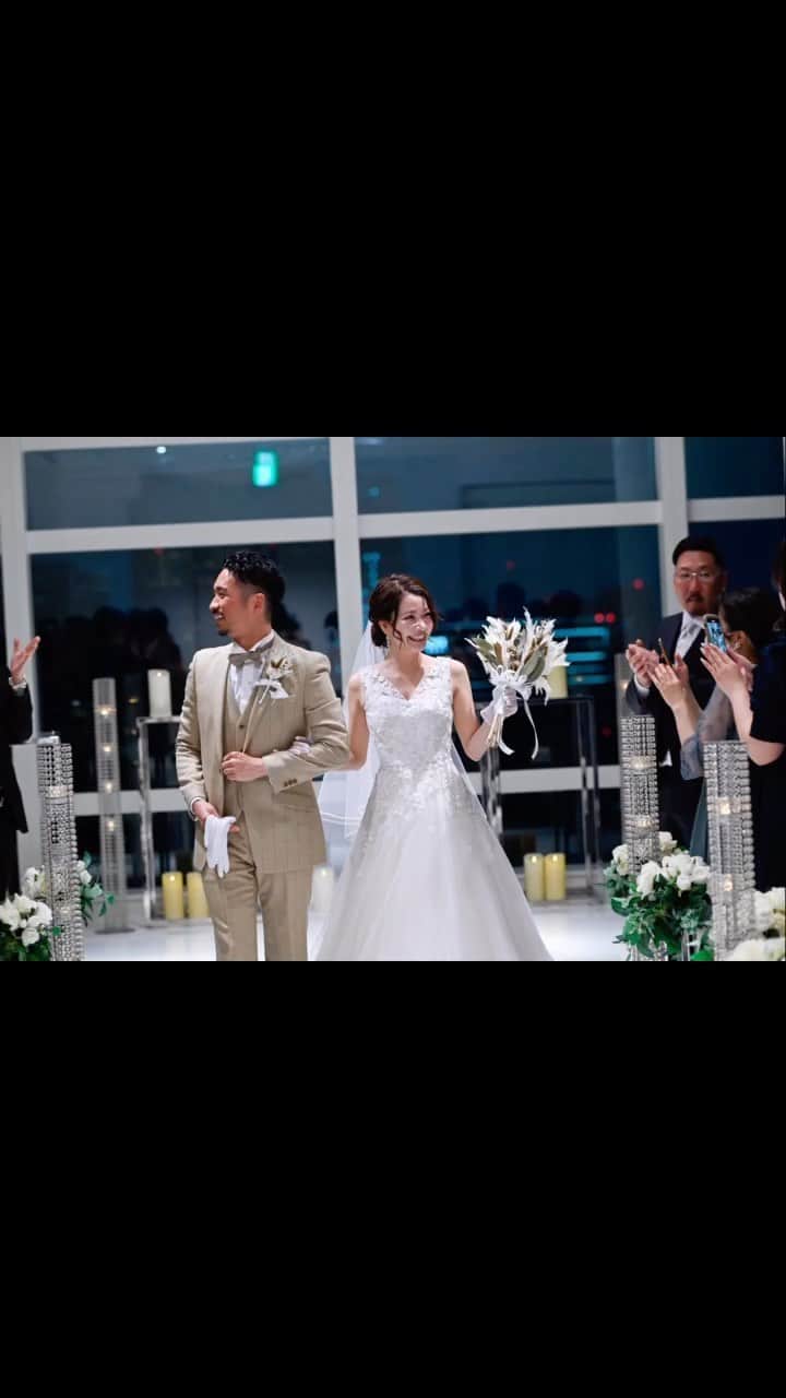 酒井桃子のインスタグラム：「. Long ver.👰🏻‍♀️🤵🏻‍♂️ 大好きなみんなに囲まれて幸せな時間だったな🕊🤍 #wedding #weddingday#bridal#ウェディングフォト#結婚式#ウェディングドレス#weddingdress#marriage」