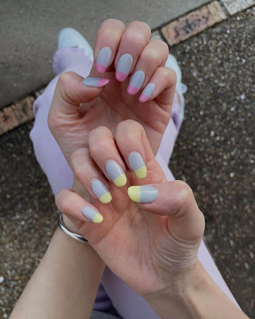 mamany704さんのインスタグラム写真 - (mamany704Instagram)「* * お気に入りのバイカラーネイル🍬 * * * * #fashion#nail#nails#naildesign#nailart#nailcolor#springnails#colornails#frenchnails#ファッション#ネイル#ネイルデザイン#ネイルアート#ジェルネイル#バイカラーネイル#バイカラー#フレンチネイル#バイカラーフレンチ」4月4日 21時38分 - mamany704