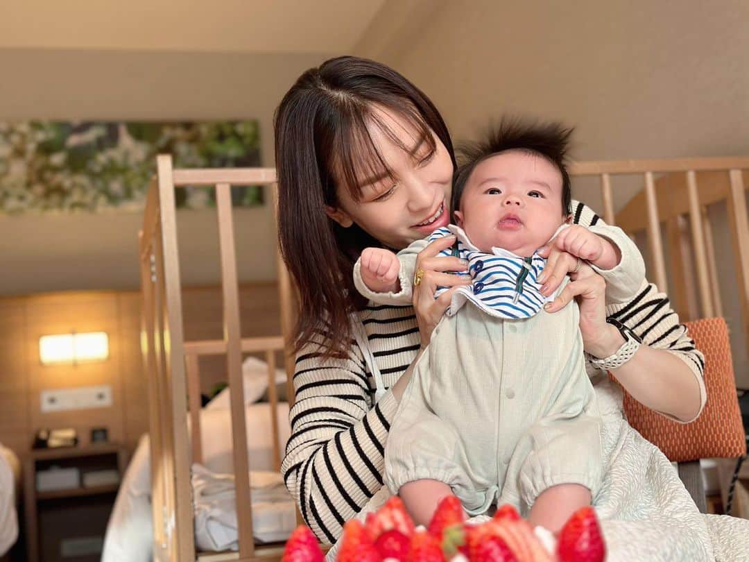 のインスタグラム：「お兄ちゃんが撮ってくれた写真。結構センス良いと思ったんだけどどう？ 余白のつけ方が上手い。  この時期は毎年結婚記念日旅行で軽井沢に来てます。今年はメンバー増えた♡   #Anniversary #7thAnniversary #これからもよろしくお願いします  #パパありがとう#familytime  #こそだてぐらむ #5歳男の子 #2ヶ月ベビー #男の子ママ #BOYSママ #軽井沢」