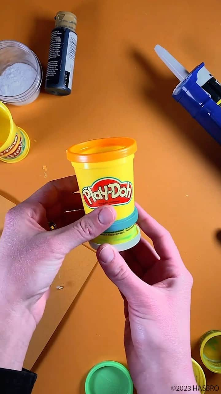 Hasbroのインスタグラム：「Can you believe those were @playdoh cans?!  #Parents #Playdoh #Upcycle #Reuse #EarthMonth   *Hot glue should only be used by an adult. This activity should be completed or supervised by an adult」