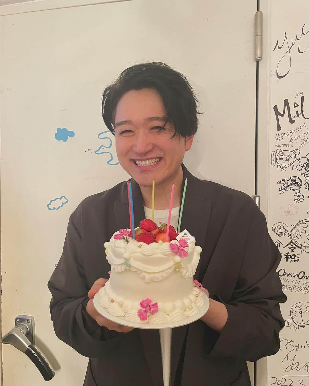 工藤秀平さんのインスタグラム写真 - (工藤秀平Instagram)「最高の誕生日でした！！！沢山のメッセージもありがとうございました。今年もサプライズしていただき、幸せな気持ちでいっぱいです。この1年は"挑戦"の年にしたいと思っています。いい音楽でみんなに恩返しできるようにがんばります。こんな僕ですがどうぞよろしくお願いします！ #kudokimu #PlayGoose  photo by @maminait」4月4日 21時44分 - kkshuhei