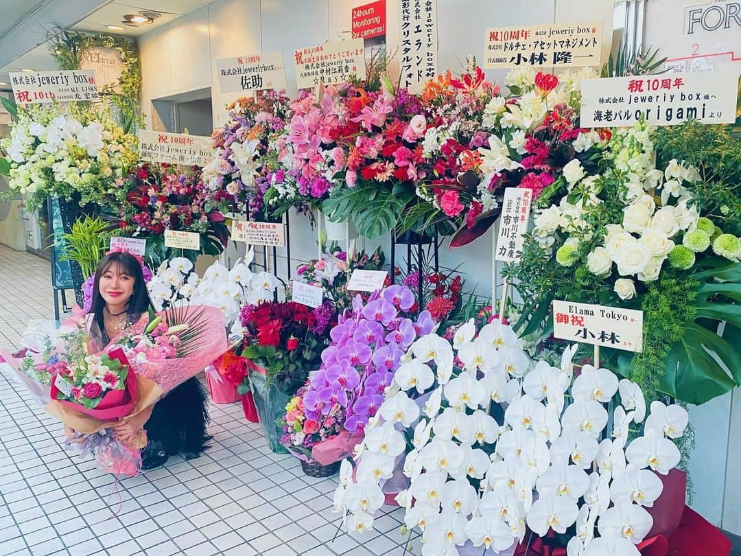 中村江莉香さんのインスタグラム写真 - (中村江莉香Instagram)「🌸(株)jeweriy box 10周年祭🌸 この４日間で184名もの大切な方々が店舗に足を運んで下さりました✨✨  社員一同、心から感謝の想いです。本当にありがとうございます。  11期目は、またゼロからのスタートだと思っています👶 感謝の気持ちを忘れずに、、謙虚に、貪欲に、そして大胆に。 (この先も転んでは何度でも立ち上がり、壁はぶち壊して突き進んでいこうと思います🥰)  社員さん、スタッフさん‼️最高のパーフェクトプレイで感動しました‼️完全に任せきりでしたが本当にありがとう🏅 皆んなが私の自慢であり、自信です🗽🤍  #株式会社jeweriybox #jeweriybox #お祝いのお花 #祝い花 #株式会社 #株式会社ジュエリーボックス #株式会社創立記念日 #会社経営 #女性起業家 #女社長と繋がりたい #農業 #モデル #インフルエンサー #モデル業 #お誕生日会 #お誕生日ケーキ #お誕生日おめでとう #胡蝶蘭 #エラマトウキョウ #elamatokyo #elama #エラマ東京 #elama_tokyo #六本木 #六本木五丁目 #六本木5丁目 #インペリアルフォーラムビル #インペリアルフォーラム #インペリアル六本木2号店 #インペリアル六本木2号館」4月4日 21時54分 - erica_nakamura