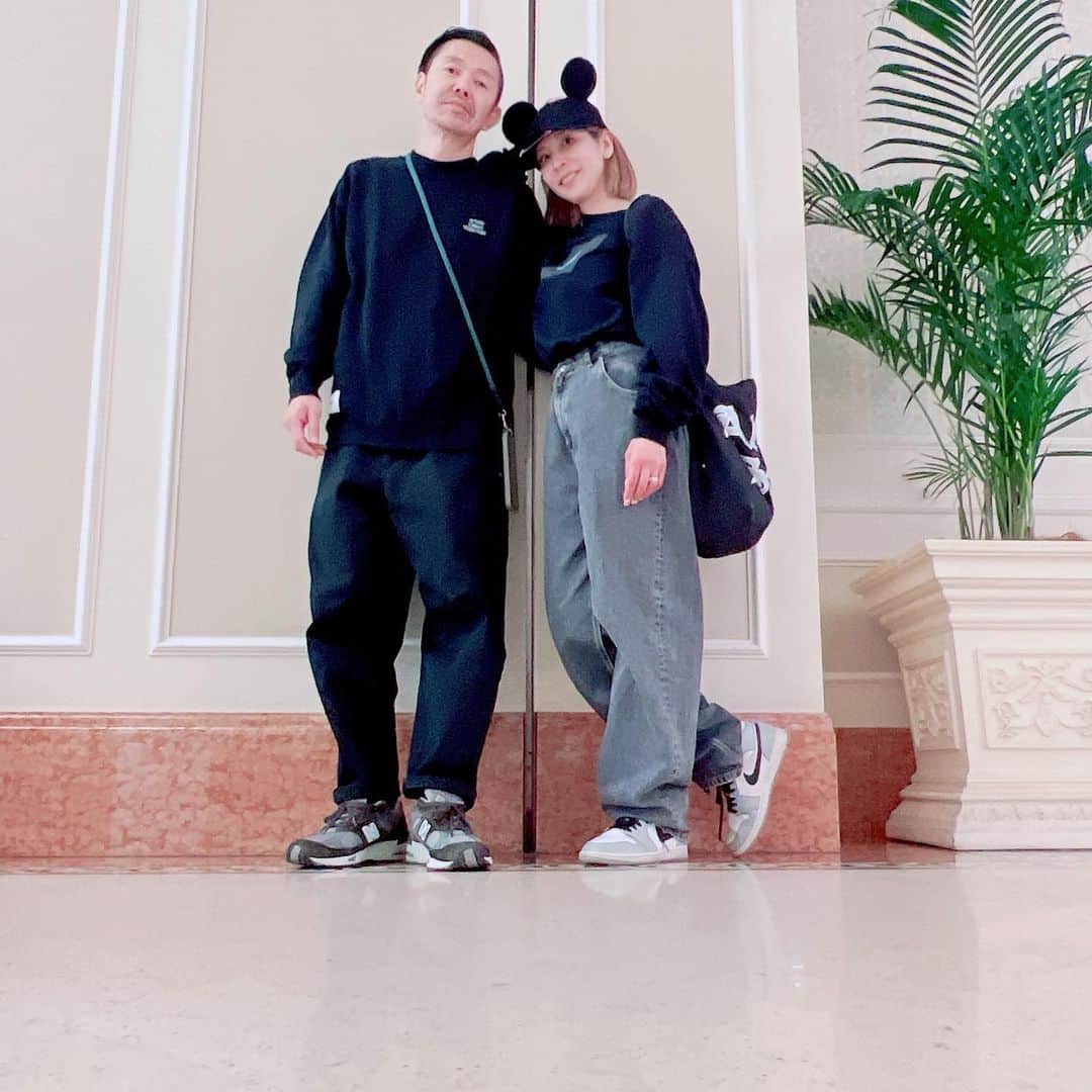 のインスタグラム：「デートで行くことなんて絶対にありえなかってディズニーランド🐭🖤こんな歳になってから行くだなんてねぇ…😂」