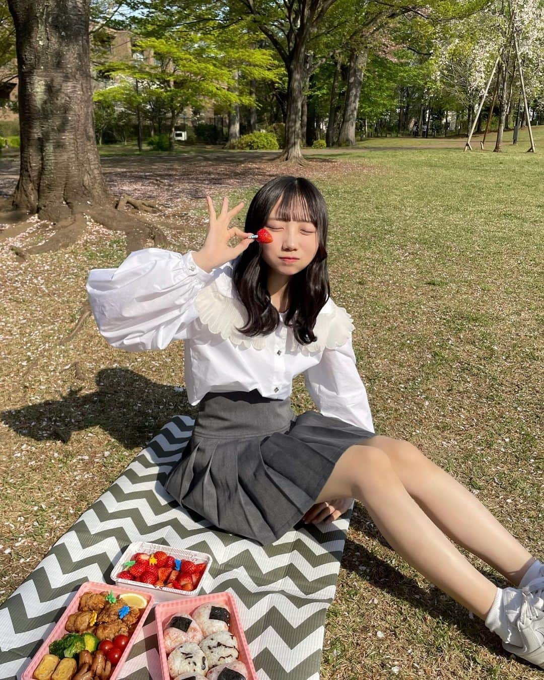 春海りおさんのインスタグラム写真 - (春海りおInstagram)「ピクニックした！🍒🤍」4月4日 21時55分 - rio_harumi