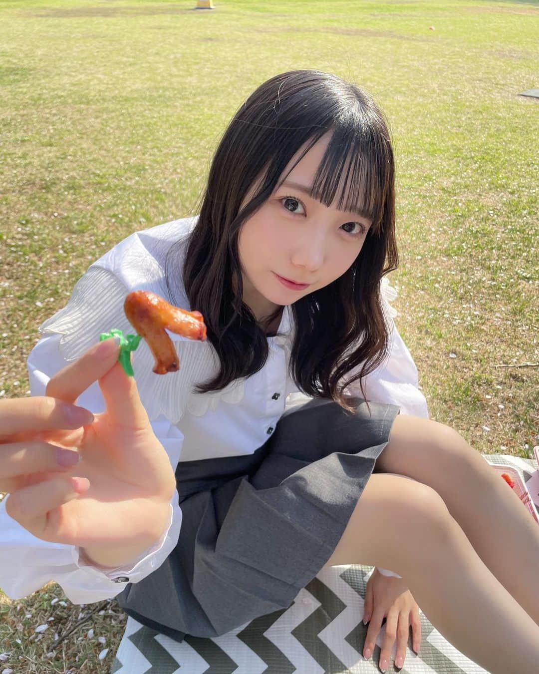 春海りおさんのインスタグラム写真 - (春海りおInstagram)「ピクニックした！🍒🤍」4月4日 21時55分 - rio_harumi