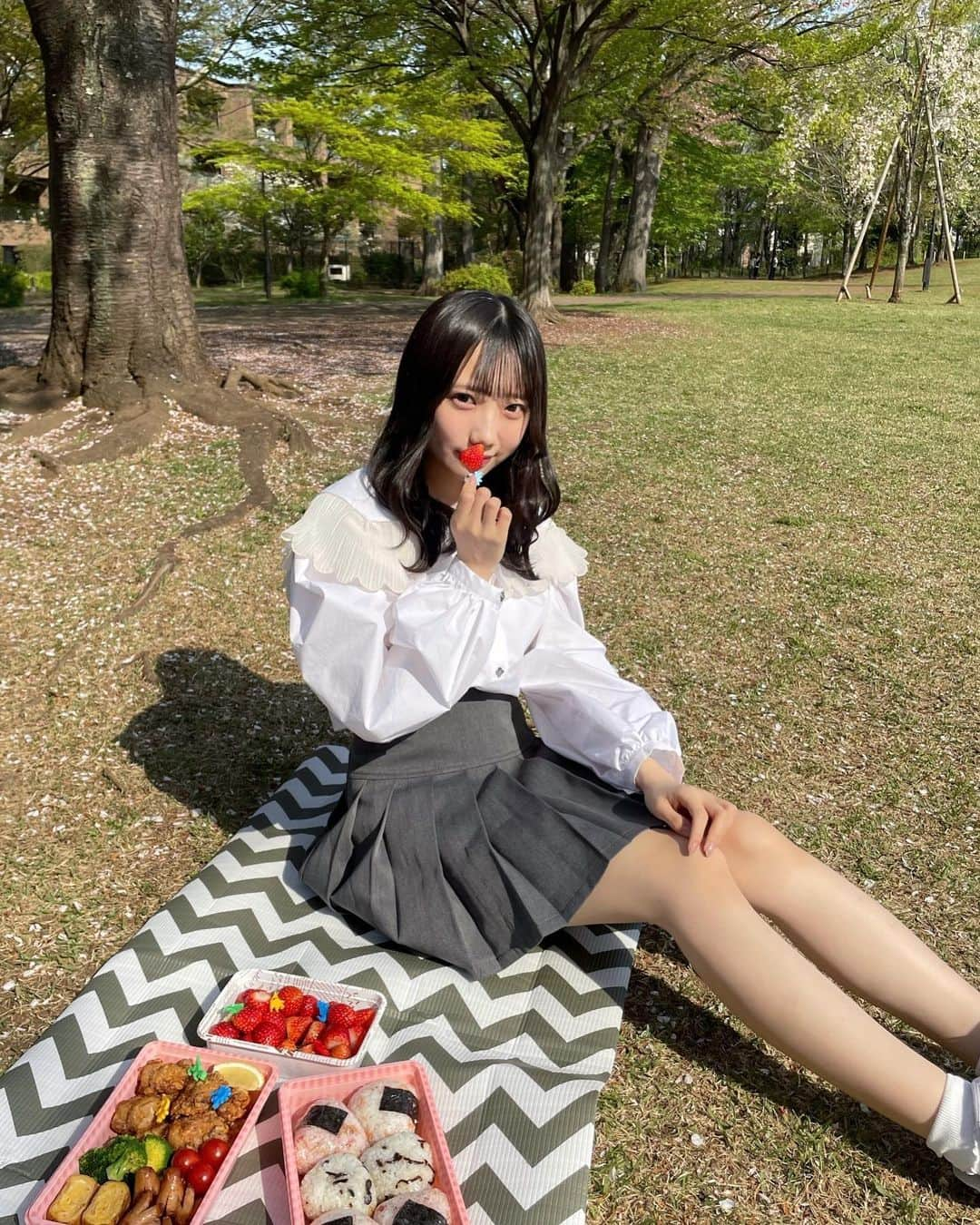 春海りおさんのインスタグラム写真 - (春海りおInstagram)「ピクニックした！🍒🤍」4月4日 21時55分 - rio_harumi