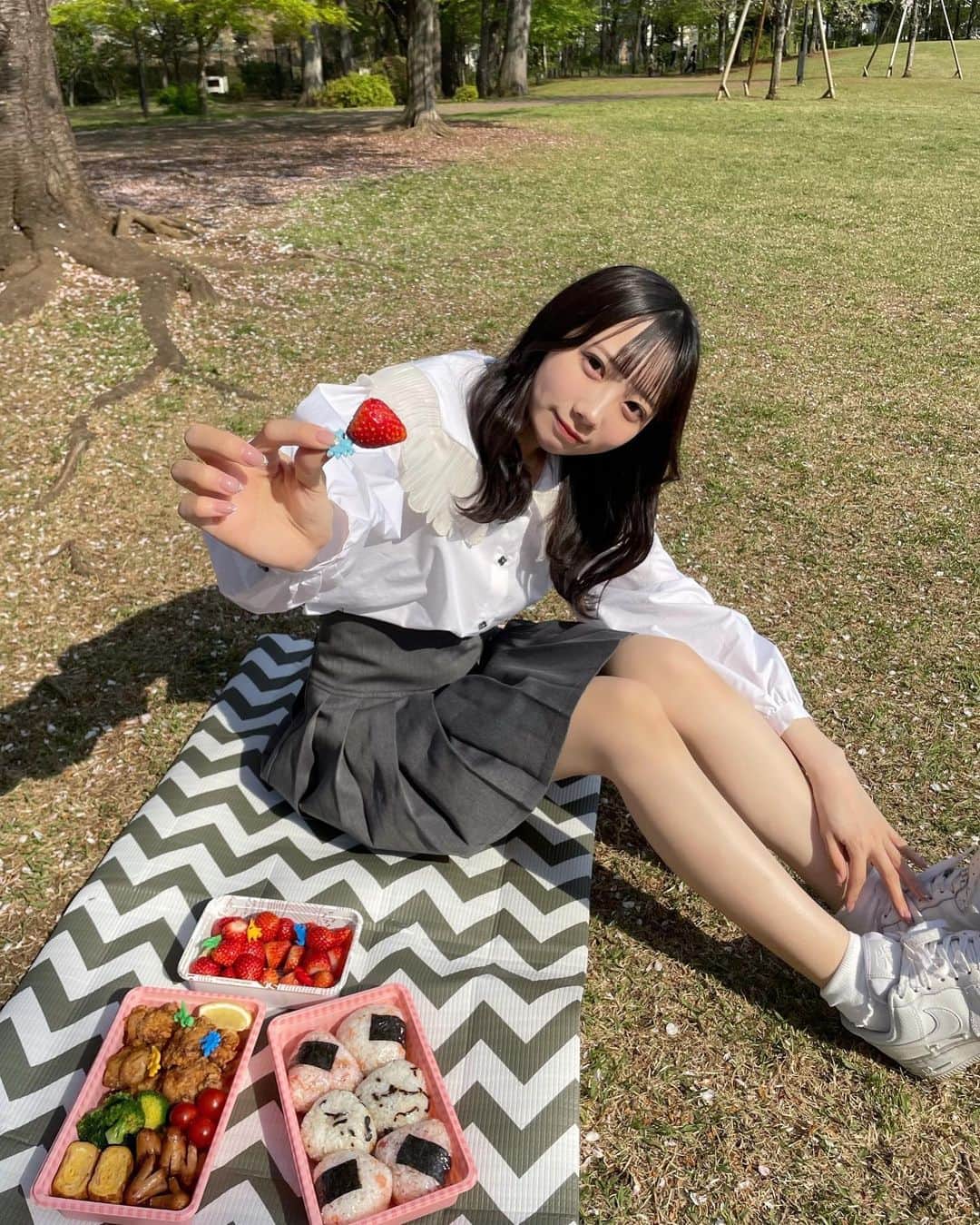 春海りおさんのインスタグラム写真 - (春海りおInstagram)「ピクニックした！🍒🤍」4月4日 21時55分 - rio_harumi