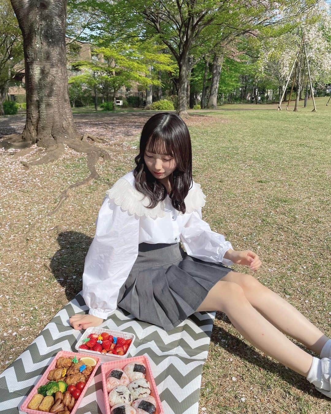 のインスタグラム：「ピクニックした！🍒🤍」