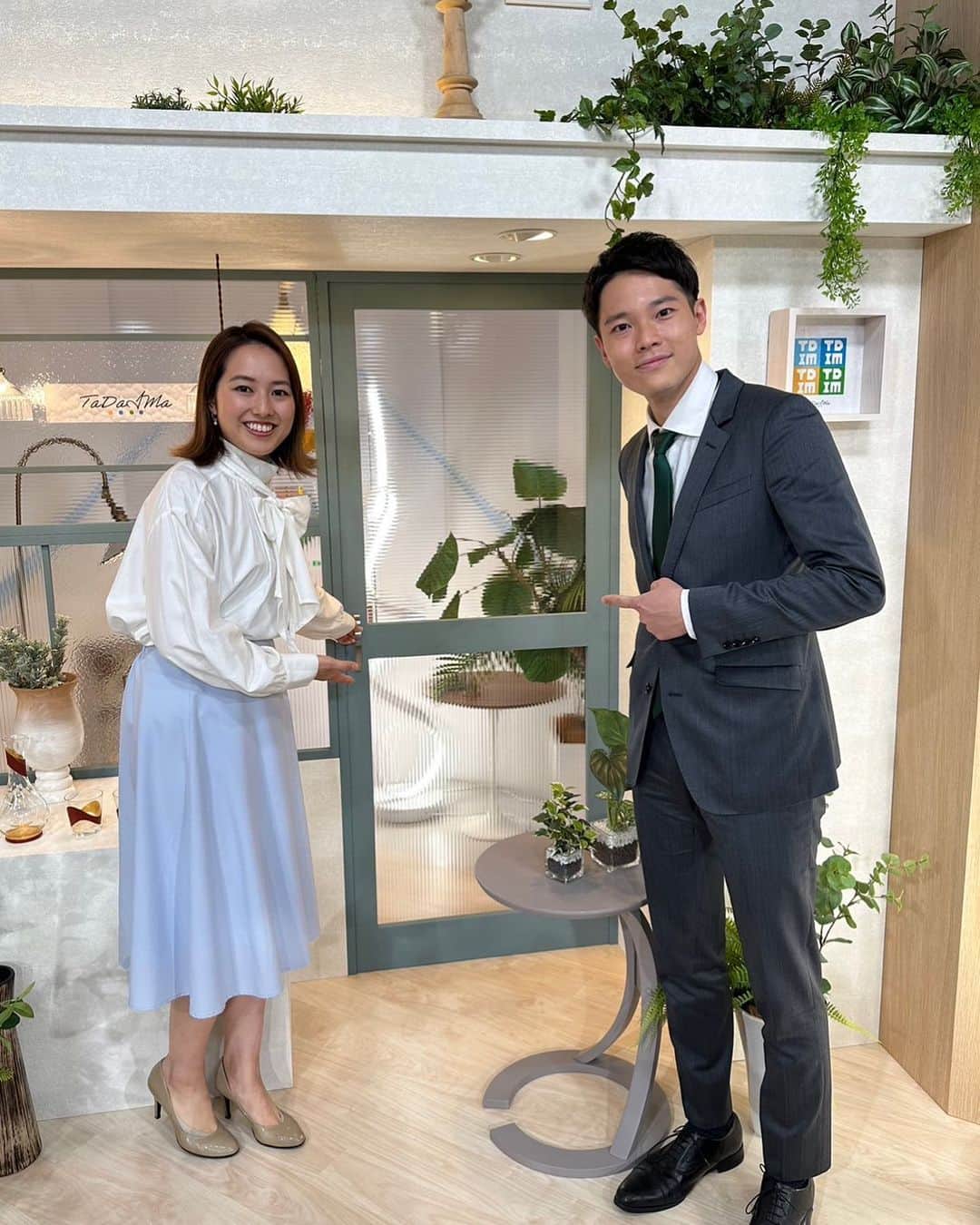 のインスタグラム：「・ ・ 今日もありがとうございました！ リニューアルしてから初の #ただいまテレビ でした🎤 火曜と水曜は、引き続き本谷アナと担当です😊  さて、新しいセットは気になるところが多々あります。 まずはこの扉。 開けようとしたらびくともしませんでした。 いつかは開けたいものです。  明日もよろしくお願いします！  #アナウンサー #頭の上の葉っぱまでがグリーンコーデ」