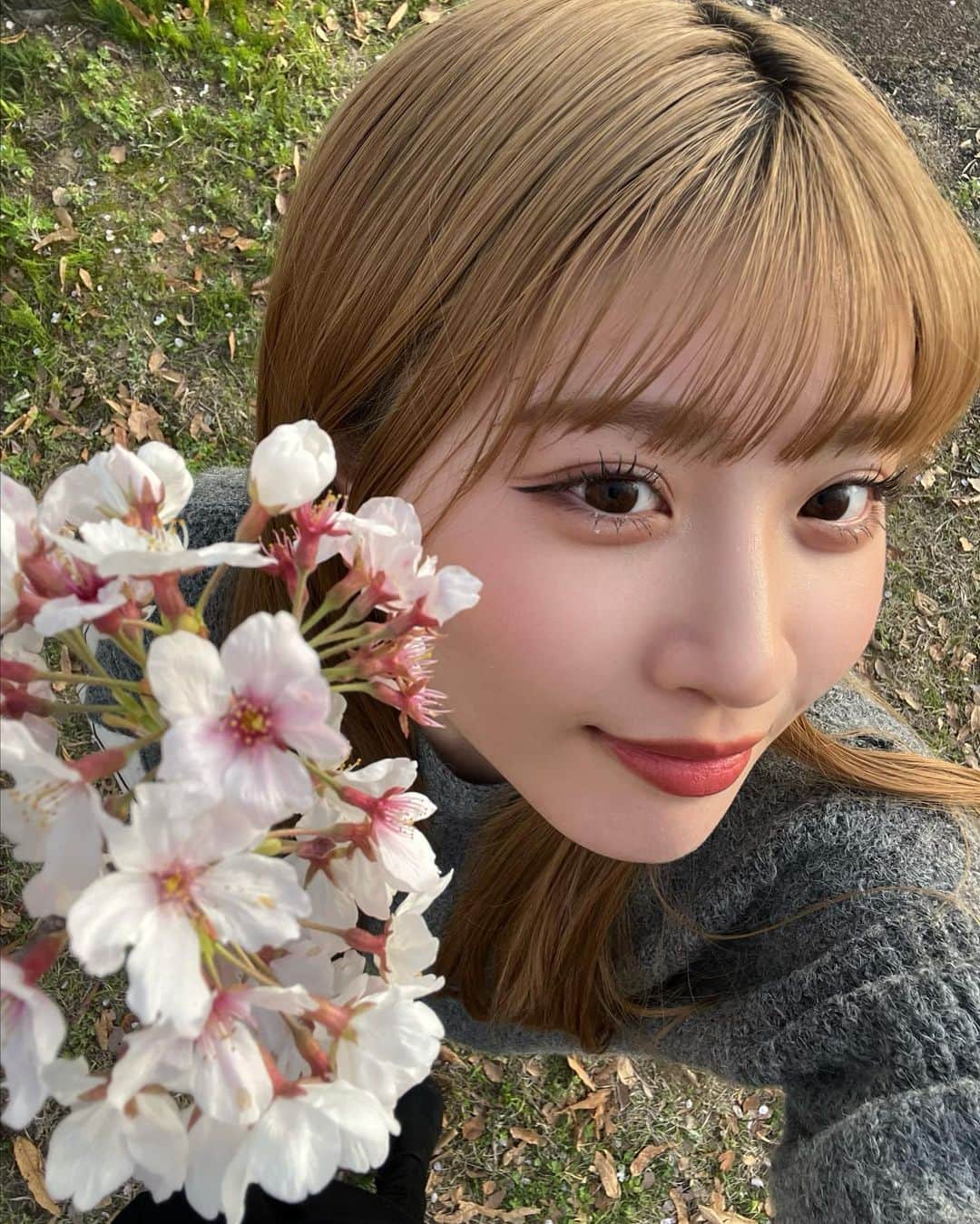 若林真帆のインスタグラム：「桜とまほ＋少し友達の足🦵🏻🦵🏻笑」