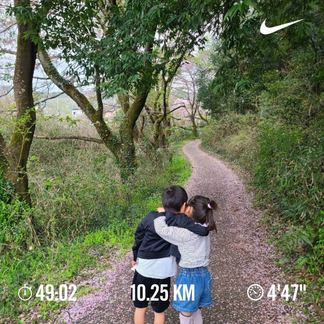 三田尚央のインスタグラム：「夜ラン‼️‼️(10km4月初ラン😁✨✨)  今週の日曜日サッカーの試合で左のもも前が肉離れの一歩手前⁉️になり歩くのも痛かったけど、落ち着いてきたからゆっくりとランに行ってきた(^^)✌️ 久しぶりな感じで足も様子みながらのランだったけど、あんまり影響なく行けた🎵  4月の月間目標は150kmにします。 サッカーの試合も入ってきてランを控えなきゃだとおもうけど、極力頑張っていこうと思います☀️  31歳目標達成目指して頑張ります☀️ 積み重ね大事❗ 継続あるのみ(^^) 健康一番‼️‼️  休日のひとこま❕ ナイスショット❗  日々成長❕ 日々挑戦❕ 日々感謝❕  #ランニング #目指せフルマラソン #日々成長 #日々挑戦 #日々感謝 #息子 #娘 #家族 #31歳 #instagram  #目標 #筋トレ #ダイエット #ストレッチ #トレーニング #メンタル #NIKE #ラン #夜ラン #フルマラソン #ハーフマラソン #頑張ります #笑顔 #ビール #サッカー #10kmラン #気持ち良し #桜 #4月」