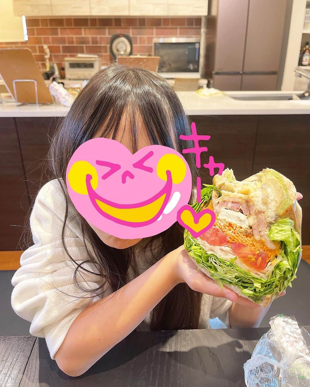 みきママさんのインスタグラム写真 - (みきママInstagram)「【ランチは八百屋さんのサンドウィッチ です！！】  近所の八百屋さんのサンドウィッチ が野菜山盛りで大好きです❤  野菜がたっぷり食べられるから嬉しい❗️  はる兄は筋肉ごはんです🤣🤣🤣　  醤油麹に漬けた鶏むね肉を弱めの中火で蓋をして4分焼いたら、ひっくり返して弱火にして4分焼いたらやわらかジューシーです✨ソースは醤油＋はちみつ＋にんにくにしました㊗️  杏ちゃん、デザートは八百屋さんのイチゴに生クリームをかけてショートケーキみたいだね😍😍😍  八百屋さん、モーニングとランチをやっていてね、今度行ってみよー🤩🤩🤩  春休みが終わっちゃうよー新学期が怖い〜❗️❗️  #みきママ　#旬世　#サンドウィッチ  #八百屋　#九百屋　#ランチ　#筋肉 #筋肉飯」4月4日 21時50分 - mikimama_official