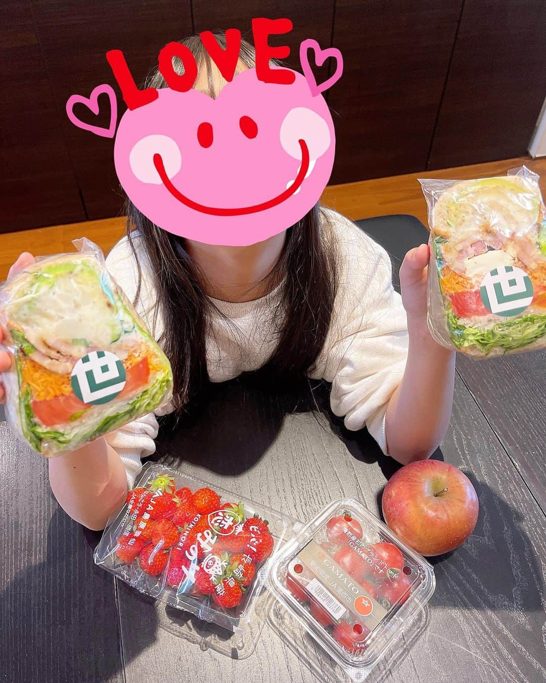 みきママさんのインスタグラム写真 - (みきママInstagram)「【ランチは八百屋さんのサンドウィッチ です！！】  近所の八百屋さんのサンドウィッチ が野菜山盛りで大好きです❤  野菜がたっぷり食べられるから嬉しい❗️  はる兄は筋肉ごはんです🤣🤣🤣　  醤油麹に漬けた鶏むね肉を弱めの中火で蓋をして4分焼いたら、ひっくり返して弱火にして4分焼いたらやわらかジューシーです✨ソースは醤油＋はちみつ＋にんにくにしました㊗️  杏ちゃん、デザートは八百屋さんのイチゴに生クリームをかけてショートケーキみたいだね😍😍😍  八百屋さん、モーニングとランチをやっていてね、今度行ってみよー🤩🤩🤩  春休みが終わっちゃうよー新学期が怖い〜❗️❗️  #みきママ　#旬世　#サンドウィッチ  #八百屋　#九百屋　#ランチ　#筋肉 #筋肉飯」4月4日 21時50分 - mikimama_official