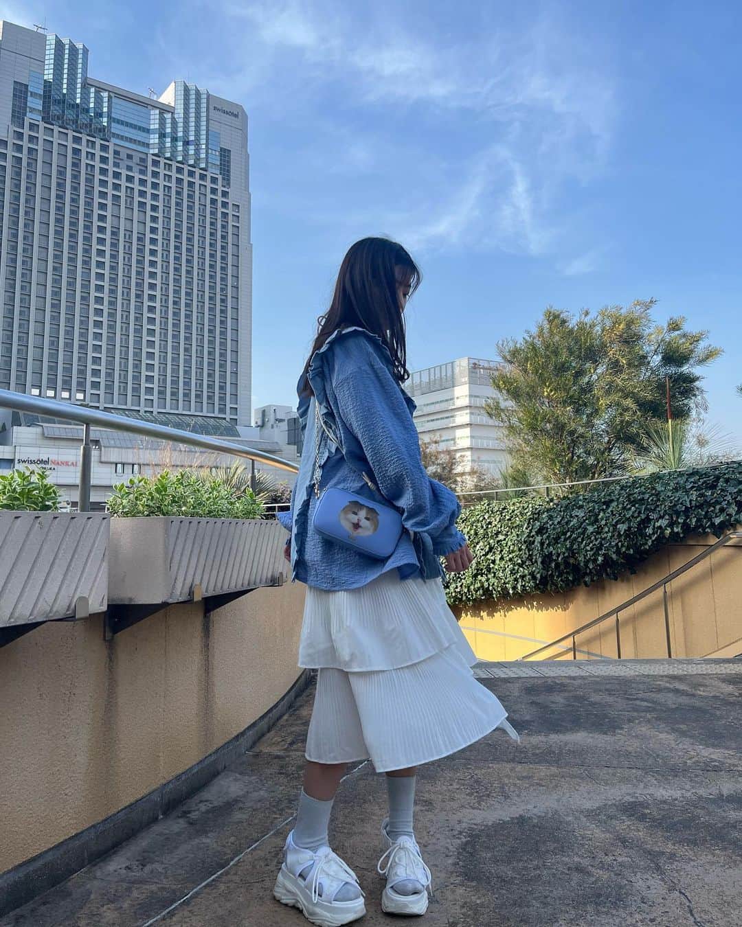 上西怜さんのインスタグラム写真 - (上西怜Instagram)「⠀ 風に吹かれました🌬 ⠀ ⠀ ⠀ ⠀ #れーチャンしふく #dailylook #ootd #code #outfit #低身長コーデ #154cm #青 #春服 #春 #春コーデ #風 #青空」4月4日 21時51分 - jonishi_rei