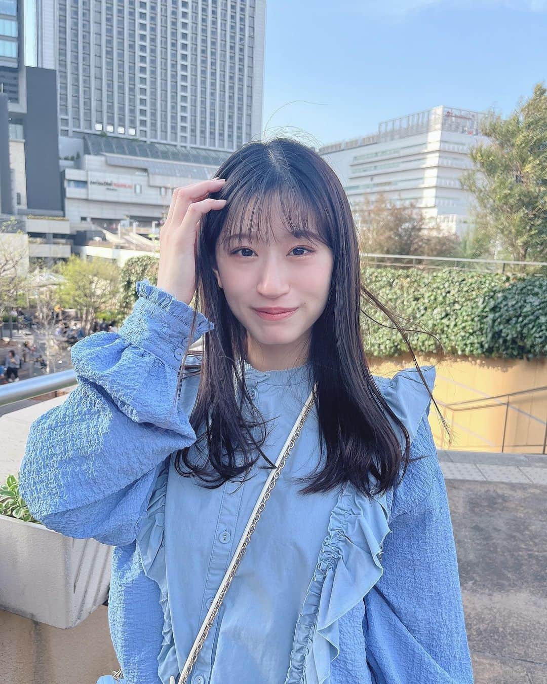 のインスタグラム：「⠀ 風に吹かれました🌬 ⠀ ⠀ ⠀ ⠀ #れーチャンしふく #dailylook #ootd #code #outfit #低身長コーデ #154cm #青 #春服 #春 #春コーデ #風 #青空」