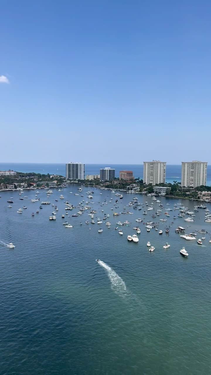 エヴァ・チェンのインスタグラム：「Hotel room(s) tour @thebocaraton! We stayed at the Tower part of the resort and honestly had more space than we needed because my parents weren’t able to join us at the last minute! The kids loved taking the water taxi every day to the beach and now I have ten seashell necklaces that are made of shells and floss!! The flight drama was worth it for the necklaces 😜」