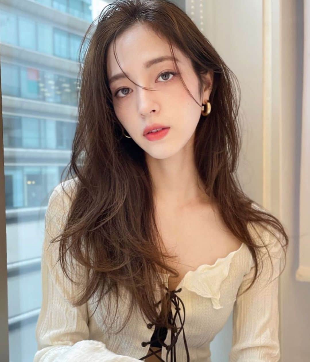 原涼香のインスタグラム：「𝙧𝙤𝙪𝙜𝙝 𝙡𝙖𝙮𝙚𝙧 𝙡𝙤𝙣𝙜 🤍 顔まわりにかかる毛も必須です!!!🫶🏻 ㅤㅤㅤㅤㅤㅤㅤㅤㅤㅤㅤㅤㅤ ㅤㅤㅤㅤㅤㅤㅤㅤㅤㅤㅤㅤㅤ #SHIMA #韓国ヘア#韓国スタイル#レイヤーカット#ワンホンヘア#ワンホン#ブリーチカラー#網紅#初カラー#ハイトーン#暗髪#ベージュカラー#ラベンダーカラー#グレージュ#オリーブカラー#透明感カラー#銀座美容院#銀座美容室#美容師#美容学生#시스루뱅#레이어드컷#hairstyle#fasion#color#layered#beige」