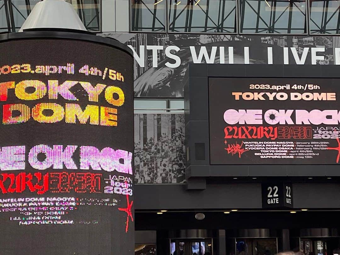 Rocoのインスタグラム：「04.04 息子と一緒に参戦🎶 Takaの生歌が凄すぎて何度泣きそうになったことか。Takaのことばにも勇気づけられて🖤 また明日から頑張れます！！  #ONEOKROCK #LuxuryDisease #tour #oneokrock2023luxurydiseasejapantour#tokyodome」