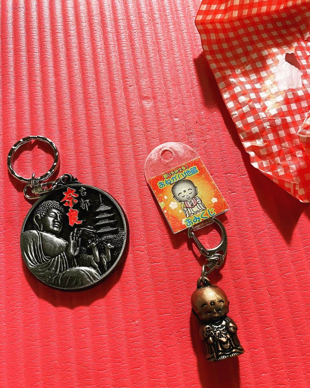 川本睦子さんのインスタグラム写真 - (川本睦子Instagram)「プライベートで奈良に滞在してきました。 親友のキヨちゃんに連れてってもらい、はじめてちゃんと東大寺の大仏様へ！  初めて行ったのは幼稚園の時なのであんま記憶なく、大学生の時に行ったけど夕方で開いてなくて、42にしてやっときちんとお参りできました。 20年ごとに行ってる計算にw  あの大きさとか荘厳さ、温かさとか慈しみって、行かないとわからないものがあるなぁ。 ただただ感動しました。  桜も素晴らしくて、海外からの観光客もすごかった！ 完全に戻ったね。  また還暦くらいに行きたいなぁ〜  あと大仏殿の一番近くのみたらし団子、人生で一番美味しいみたらし団子だった！！！しかも100円！！！長寿箸も一膳130円！！！ 奈良の人たちいい人すぎ…もっと商売して〜  #奈良観光 #奈良大好き #観光メダル #古墳ケーキ #ダサ土産」4月4日 21時52分 - muzco