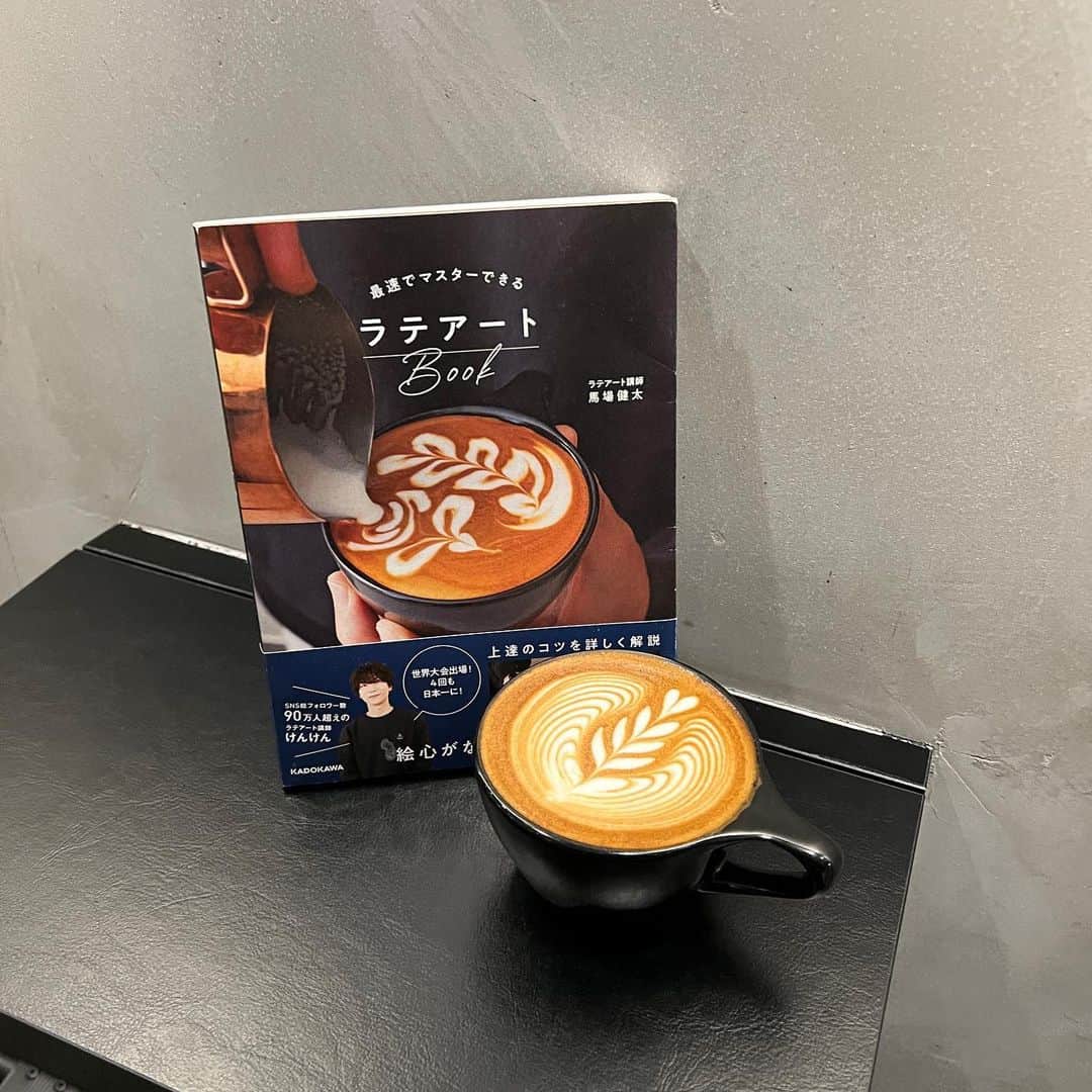 馬場健太のインスタグラム：「著書とカフェラテ📚☕️  読んでくれた皆さんへ。 よかったら感想コメントください。ウキウキしながら読みます😶  それと、今朝のめざましテレビ見てくれた皆さんありがとう〜！ 反響すごくてびっくりしてる😳 テレビってすごいな〜😳😳 見れてない方も沢山みたいやけん、また今度フルバージョン投稿するね✌︎  #最速でマスターできるラテアートBook #けんけんのラテ本 #LATTEARTMANIA #ラテアートマニア #ラテマニ #東京カフェ #外苑前カフェ #表参道カフェ #青山カフェ」