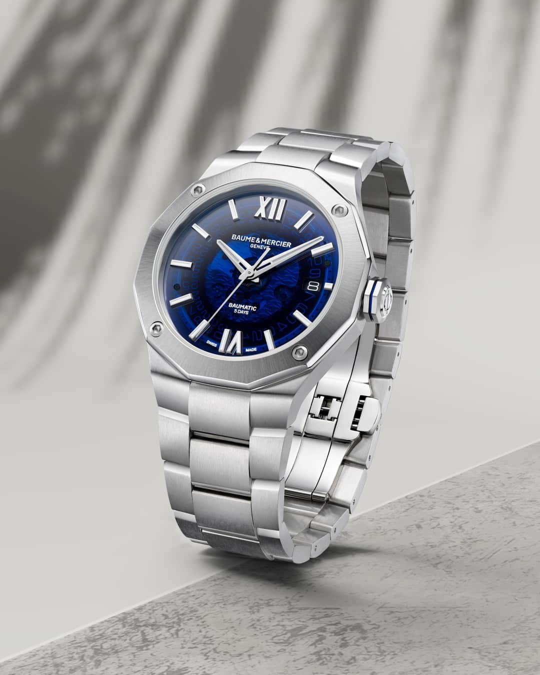 のインスタグラム：「Spring has arrived! Enjoy the first rays of sunshine with our iconic Riviera 10616, a piece that combines modernity and elegance for your everyday life. -- Riviera 10616 42 mm, Baumatic Manufacture movement, Stainless steel case, Smoked blue sapphire crystal dial, Date aperture at 3 o'clock, 5 days Power Reserve, Chronometric precision, Antimagnetic 1500 Gauss, Fast Strap technology - Interchangeable strap system.  Eligible to 8 years of warranty upon activation  -- #BaumeetMercier  #Riviera  #Since73  #Watches #Watch #SwissMade #WatchOfTheDay #WatchesOfInstagram #WatchLover #WatchAddict #Horology #WatchCollector #DailyWatch #InstaWatch #WatchMaking」