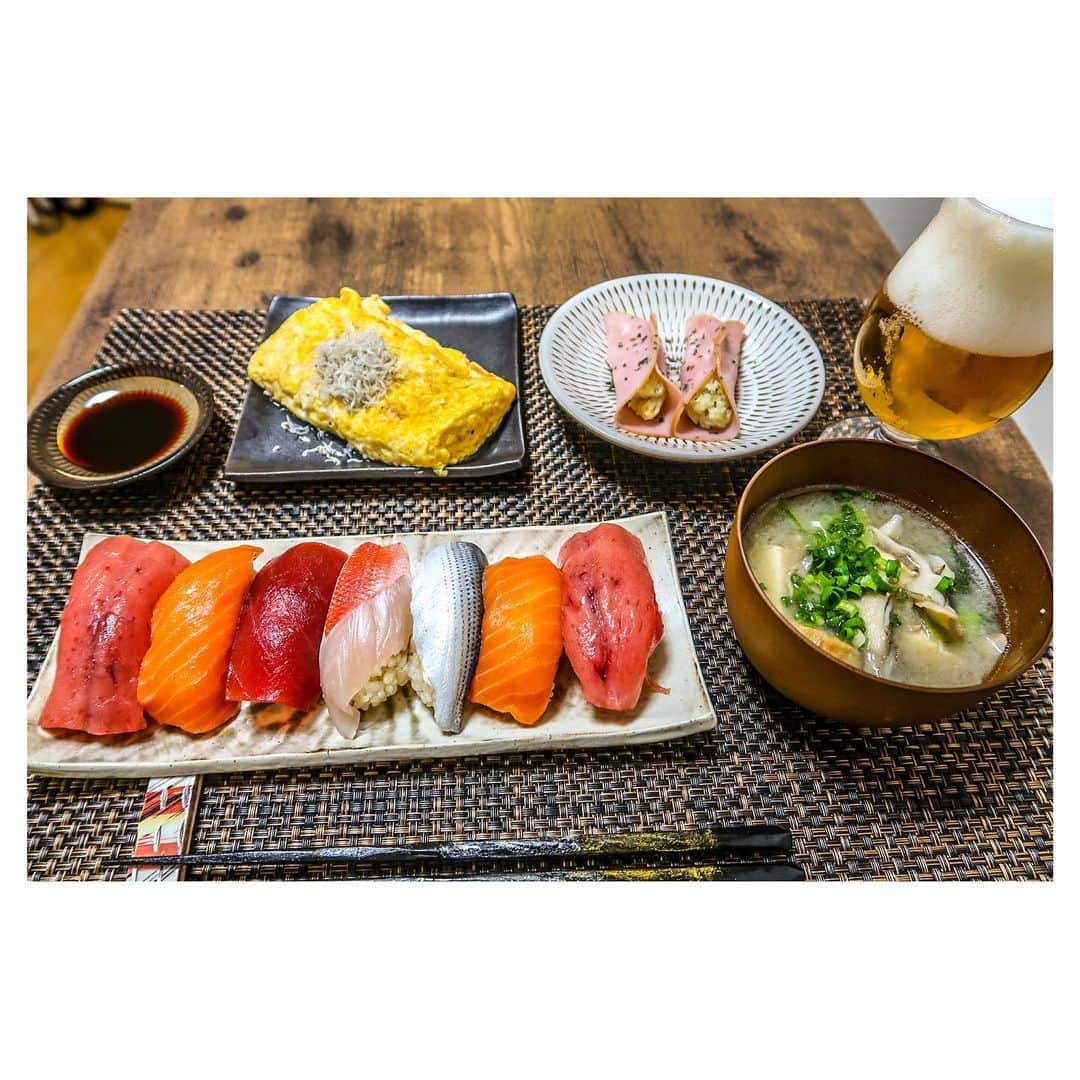江口雅也のインスタグラム：「食が思考を作る。らしい。  良い思考でいる為に出来るだけ丁寧に作り感謝して味わって頂きましょ🙏  ・お寿司 ・だし巻き玉子 ・ハムとじマッシュポテト ・小松菜舞茸厚揚げの味噌汁  #cooking  #cook  #料理男子 #自炊男子 #モデル飯 #寿司 #だしまきたまご  #器のある生活  #小石原焼 #福岡」
