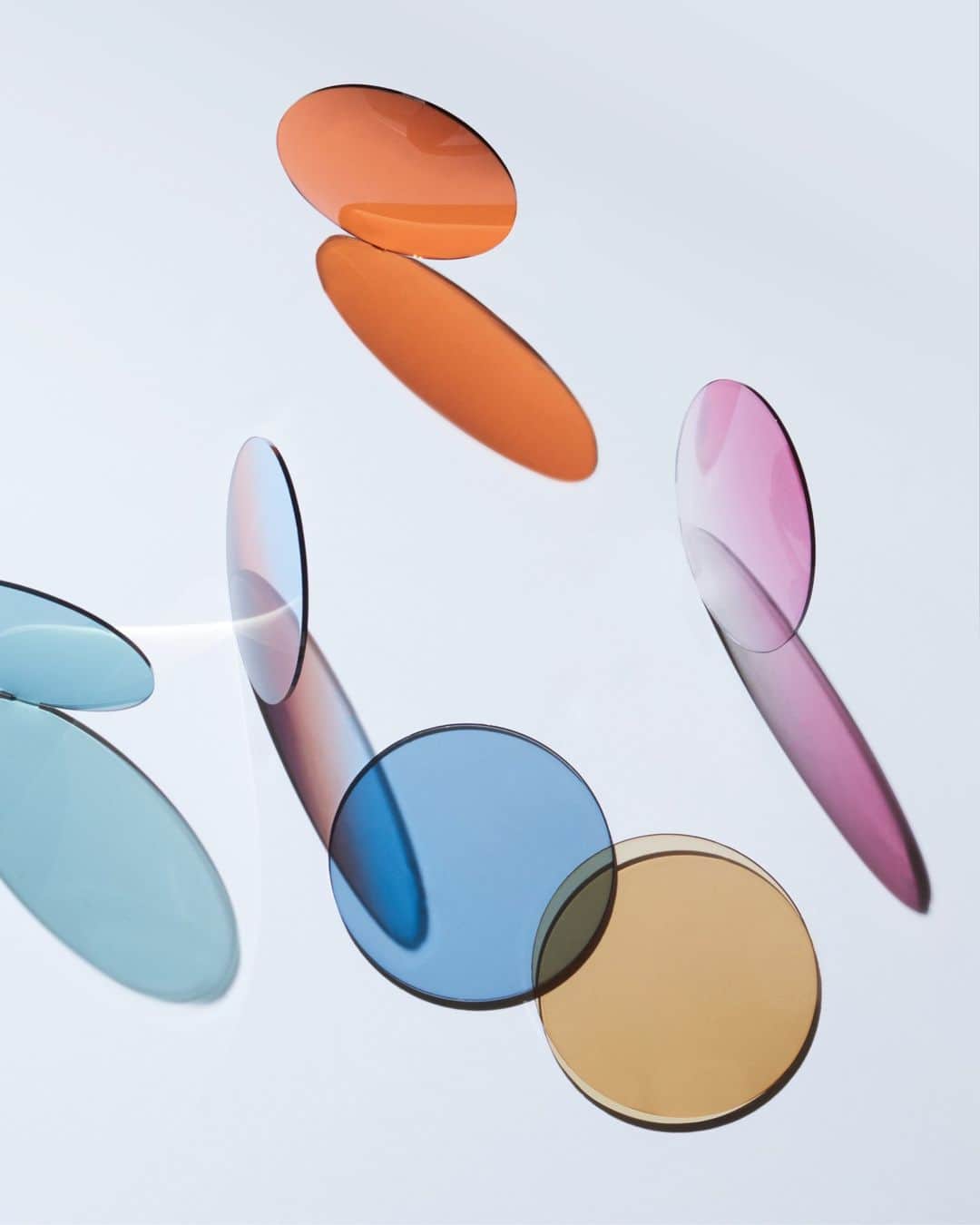 MYKITAのインスタグラム：「Freshly tinted outlook –   Add that final personal touch to your eyewear with customised lenses.  Lens tints come in variety of shades and gradients and contribute more than just aesthetics – tinted prescription lenses with UV filters support your vision and optimise eye health.   Visit our MYKITA Shops worldwide for your personal consultation and find out more. Find your nearest location via link in bio.」