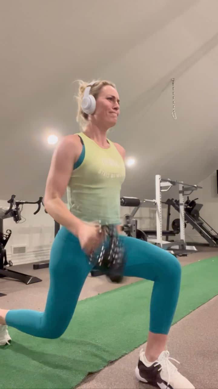 リンゼイ・ボンのインスタグラム：「Prepping for the last few days of winter like… 💪🏻 ⛷️ #LFG」