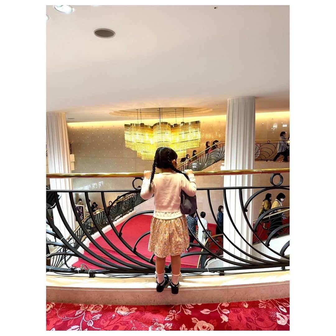 花里まなさんのインスタグラム写真 - (花里まなInstagram)「月組公演を観劇しました🌙 お芝居では月組の皆さんの演技力と個性に感動し、ショーでは熱くギラギラした熱量が客席にバシバシと伝わってきて大興奮しました🤩 今日は5歳の娘が宝塚デビューした記念日🎩✨まだデビューには早いかな〜と少し不安でしたが、舞台の迫力に圧倒されながら、お芝居も食い入るように観ておりました‼︎ショーでは手拍子しながらとても楽しそうに見ていて私も嬉しくなりました🩷ミラーボールにも釘付けでした😂🪩✨ とても楽しかったそうで次回公演も絶対に行くと張り切っておりました😆  #鳳月杏 ちゃん、今回もどの場面も本当に素敵で釘付けでした❤️❤️❤️ #礼華はる  さんも相変わらずスタイル良く益々素敵になられて🥹これからも陰ながら応援させていただきます❤️ #白雪さち花　お芝居では副組長の貫禄を、ショーではバリバリにカッコよく踊る姿に大尊敬です👏  写真撮り忘れてしまったけど、お隣の席が同期の#咲希あかね ちゃんで嬉しかったです☺️💓」4月4日 22時04分 - aiko_mana18
