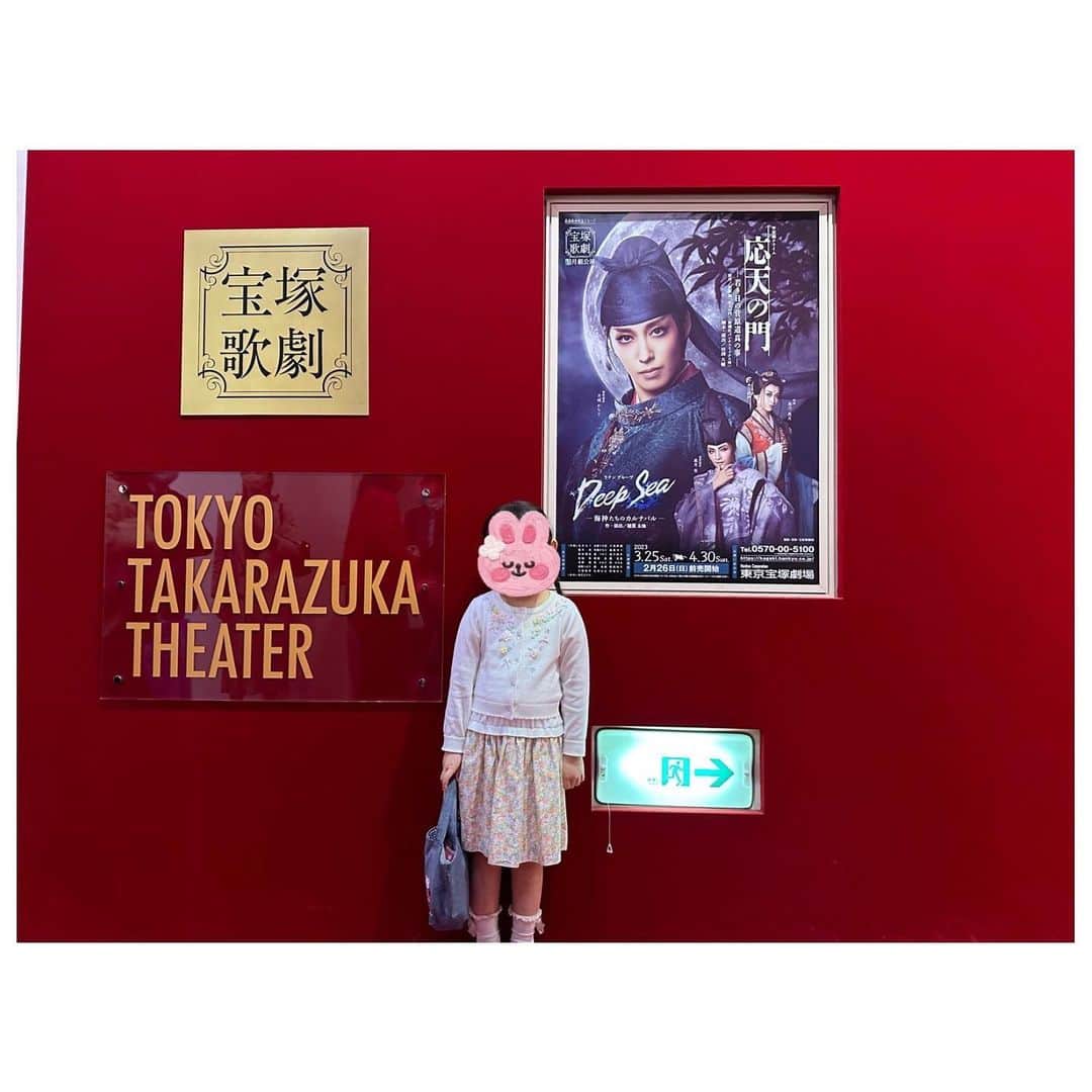 花里まなさんのインスタグラム写真 - (花里まなInstagram)「月組公演を観劇しました🌙 お芝居では月組の皆さんの演技力と個性に感動し、ショーでは熱くギラギラした熱量が客席にバシバシと伝わってきて大興奮しました🤩 今日は5歳の娘が宝塚デビューした記念日🎩✨まだデビューには早いかな〜と少し不安でしたが、舞台の迫力に圧倒されながら、お芝居も食い入るように観ておりました‼︎ショーでは手拍子しながらとても楽しそうに見ていて私も嬉しくなりました🩷ミラーボールにも釘付けでした😂🪩✨ とても楽しかったそうで次回公演も絶対に行くと張り切っておりました😆  #鳳月杏 ちゃん、今回もどの場面も本当に素敵で釘付けでした❤️❤️❤️ #礼華はる  さんも相変わらずスタイル良く益々素敵になられて🥹これからも陰ながら応援させていただきます❤️ #白雪さち花　お芝居では副組長の貫禄を、ショーではバリバリにカッコよく踊る姿に大尊敬です👏  写真撮り忘れてしまったけど、お隣の席が同期の#咲希あかね ちゃんで嬉しかったです☺️💓」4月4日 22時04分 - aiko_mana18