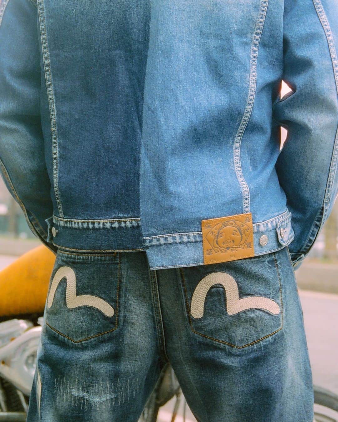 エヴィスジーンズさんのインスタグラム写真 - (エヴィスジーンズInstagram)「New SS23 signature denim jeans and jackets in stock.   Photographer @bij_nwf  #evisu #evisujeans」4月4日 22時05分 - evisu1991