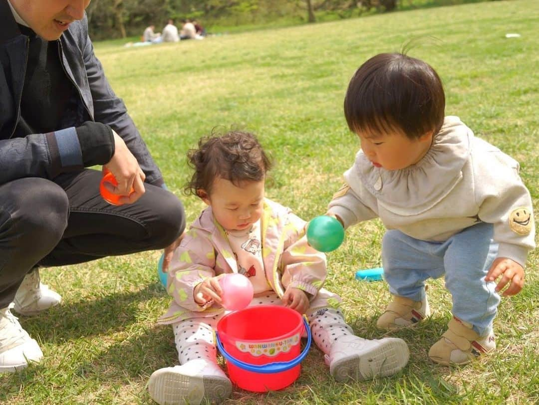 堀口ミイナさんのインスタグラム写真 - (堀口ミイナInstagram)「マタニティースイミングメンバーみんなで行ったピクニック。2021年冬、みんなで産み落とした子たちは、ふにゃふにゃの新生児から成長し、もうお互いと遊べるようになっていた。  そしてメンバー6人中4人がなんとまた妊娠しているという、本当に少子化なのかという感じの周りの状況🙏✨  そんなわけで、政府の異次元の子育て支援、ママ一同楽しみにしています🙌🌝  @riyu0517 @vanri0121 @kimitan.0426 @yurika_minami_ @hachimine_anna」4月4日 22時07分 - mina_mina_miiina