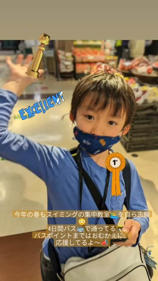 清野紗耶香のインスタグラム：「春休みに入る直前のこーた👦🍀 小説読んでるから、読める漢字が増えた……  #まめちょびん #読書好き男子  #手塚治虫 #8歳男の子 #8歳 #小学2年生 #ブラックジャック にハマる その前は#鉄腕アトム を読んでいた様子」